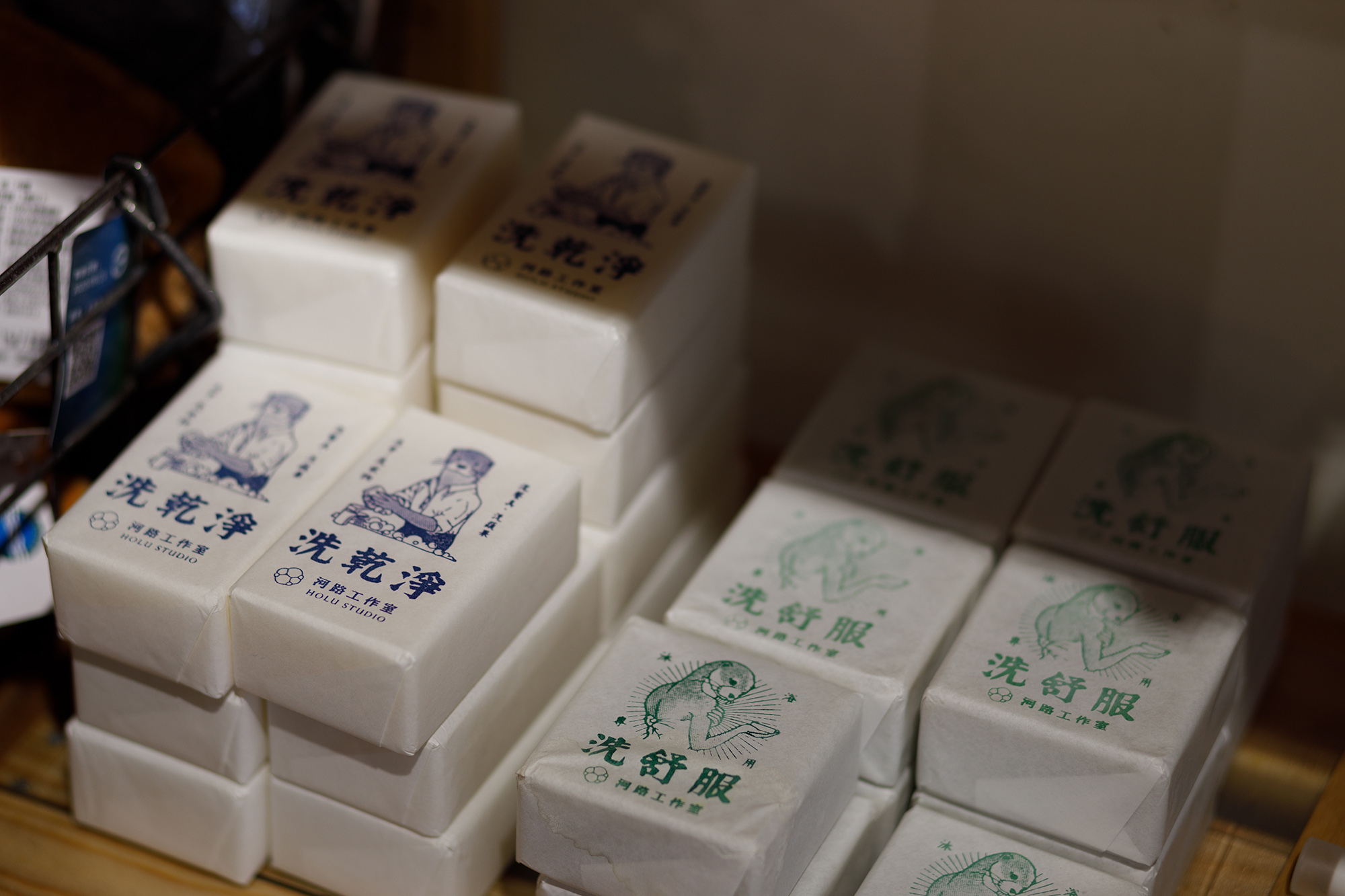 以水獺作為 Logo 的河路工作室「肥皂」，不論 是用來洗澡或家事清潔，都訴求天然無負擔。（100元／個）