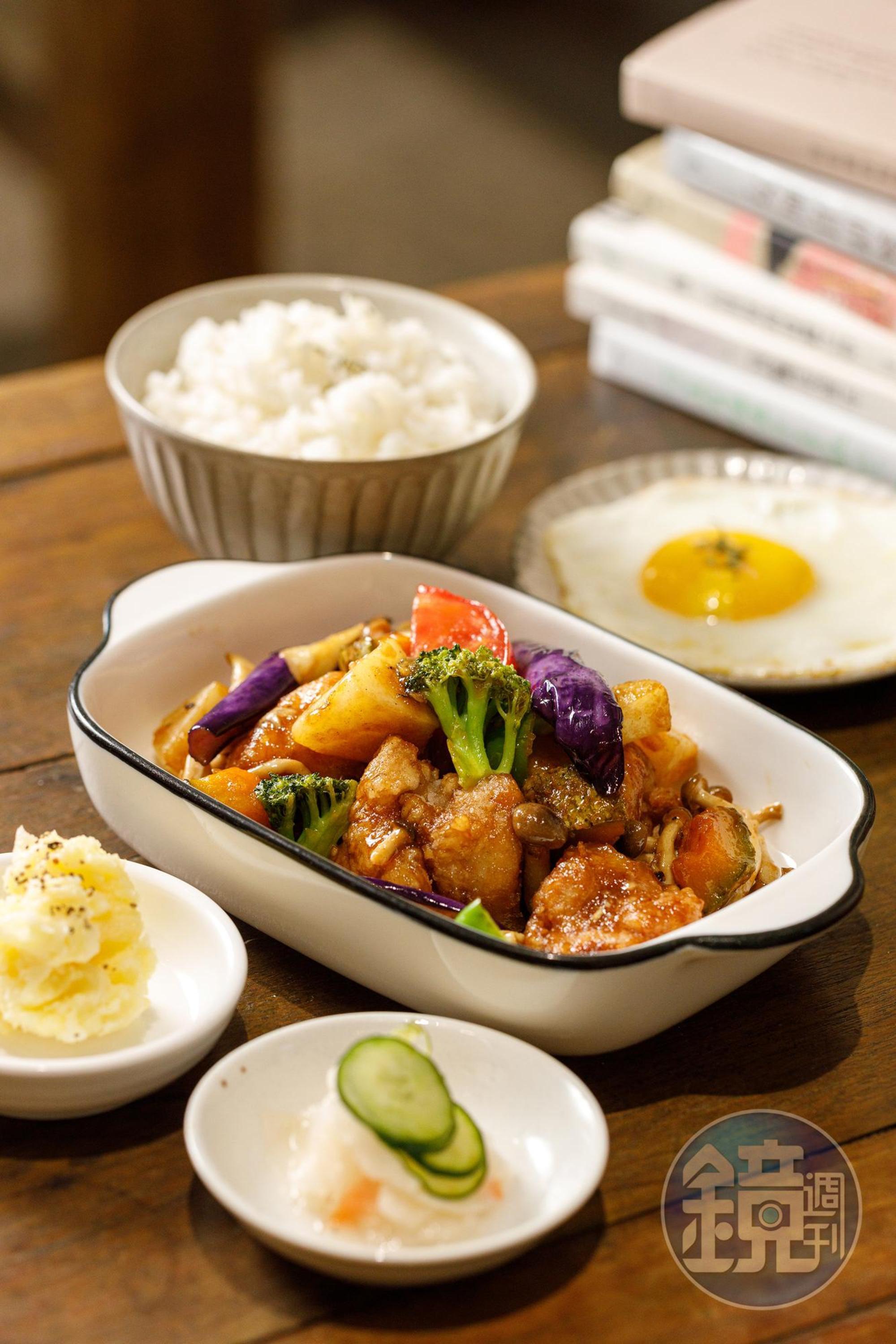 蓊蓊形容「有菜有肉」的「時蔬雞肉燴黑醋定食」,食材非常多樣。(250元/份)