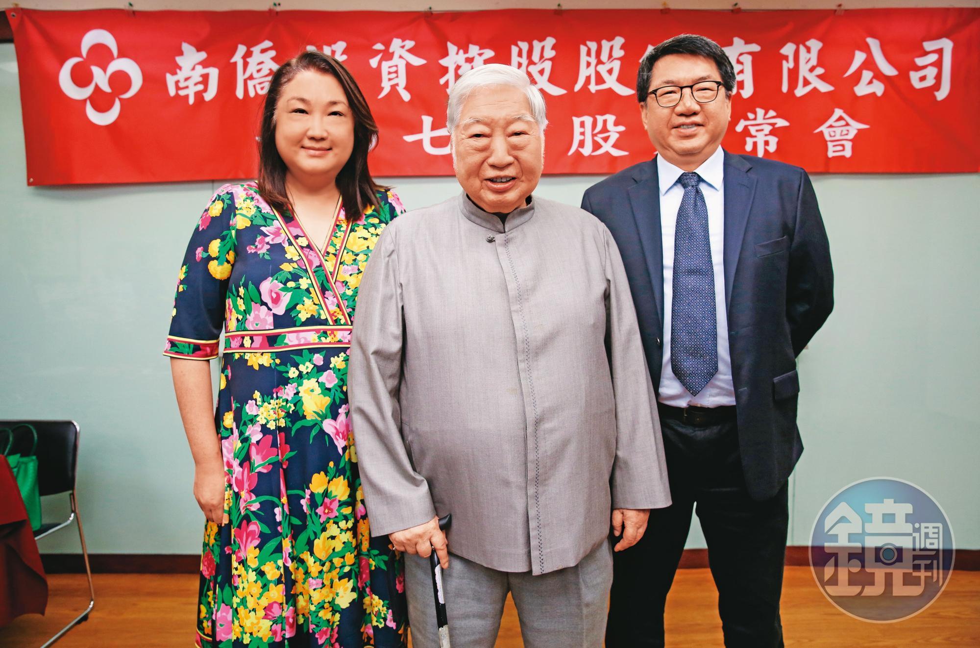 南僑控股會長兼董事長陳飛龍（中），21日由集團正式公告，已於2月12日在家人陪伴下安詳辭世，享耆壽90歲。（本刊資料照）