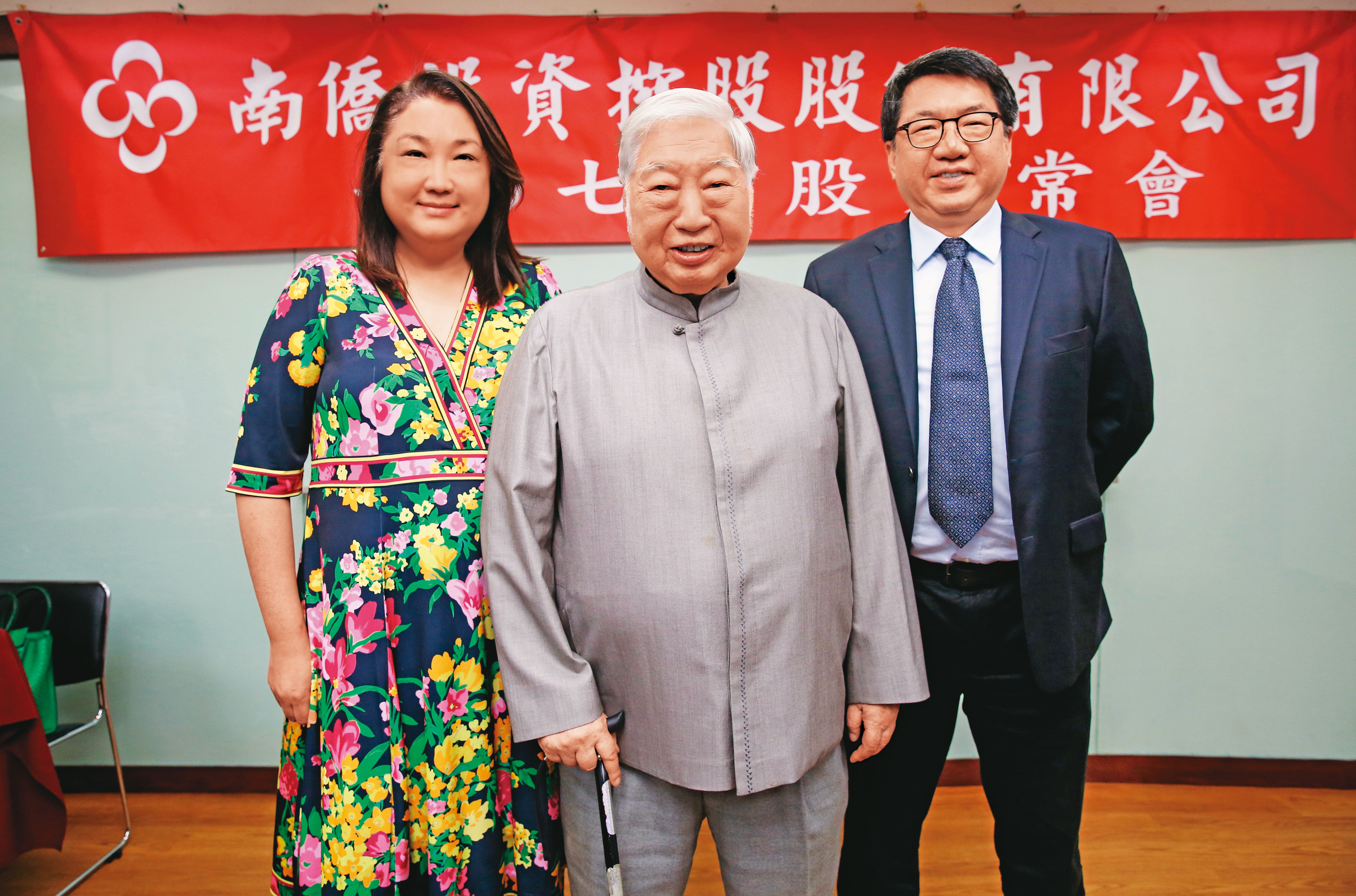 陳飛龍（中）啟動接班計畫，由兒女接下集團2大公司董事長。左為陳怡文，右為陳正文