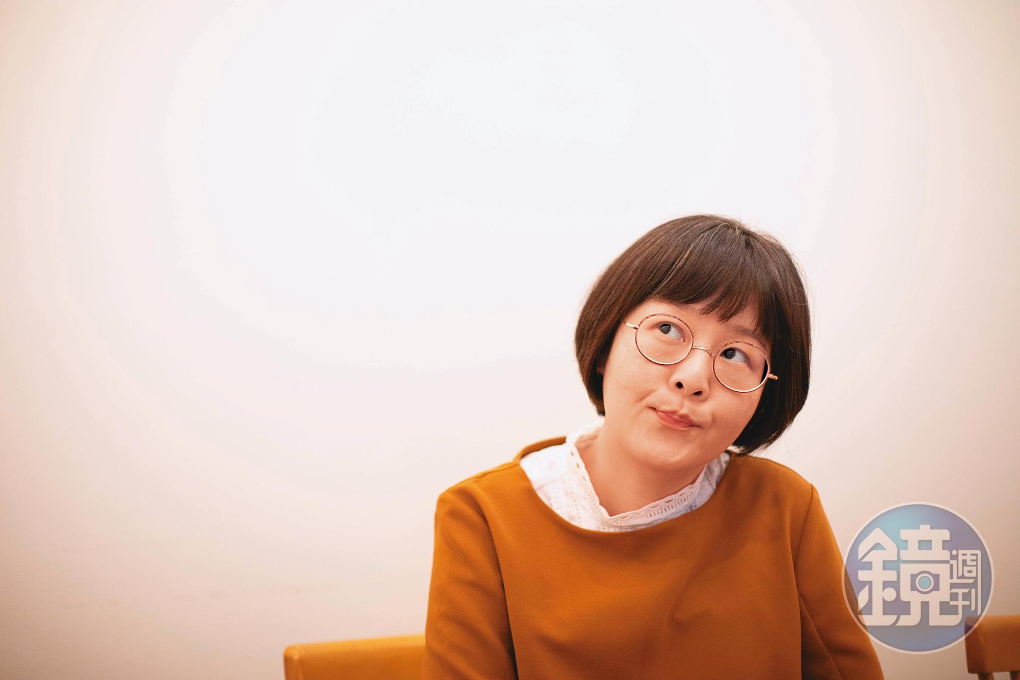江鵝的文字聰明犀利,厭世到底卻又讓人笑出來。
