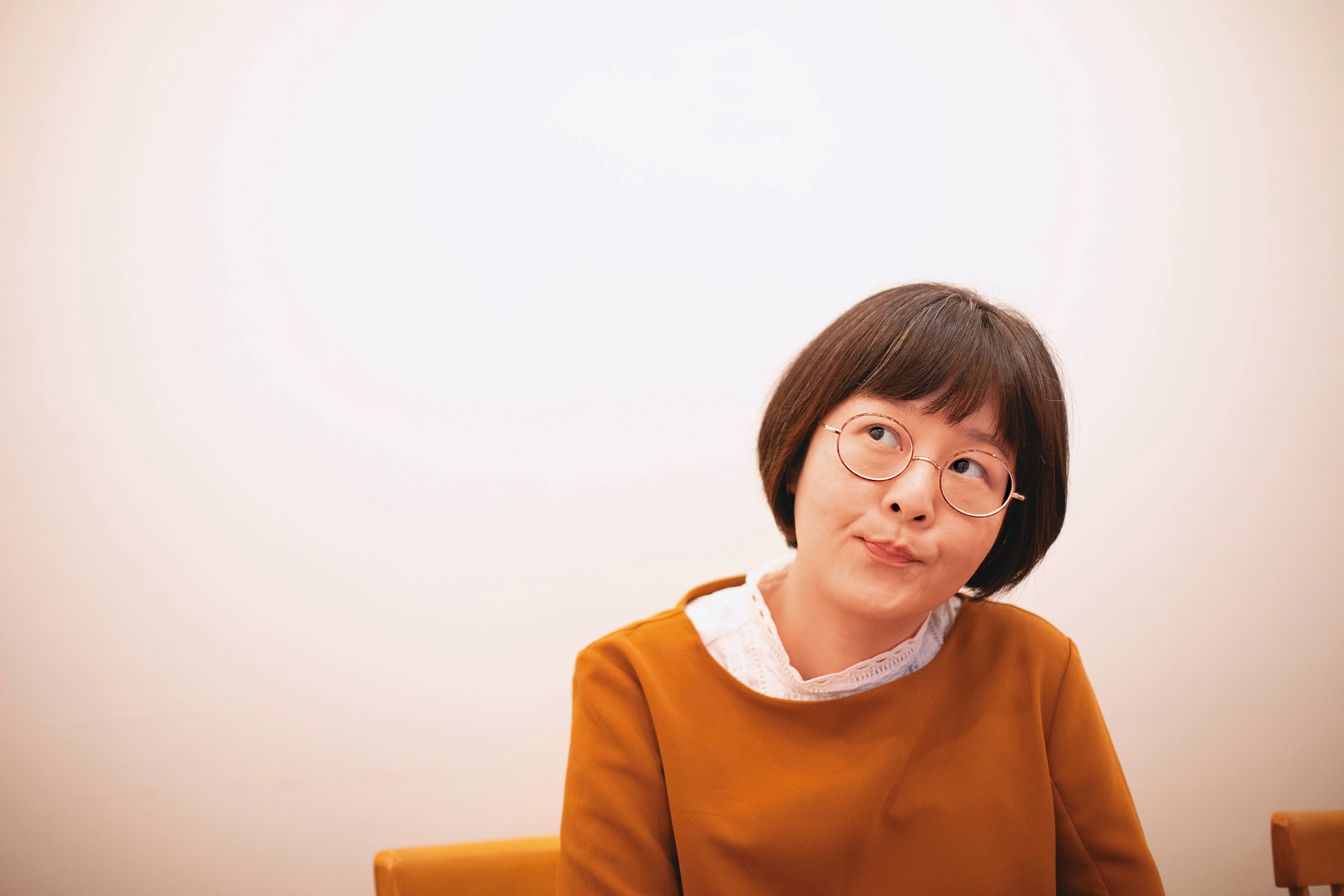江鵝的文字聰明犀利,厭世到底卻又讓人笑出來。