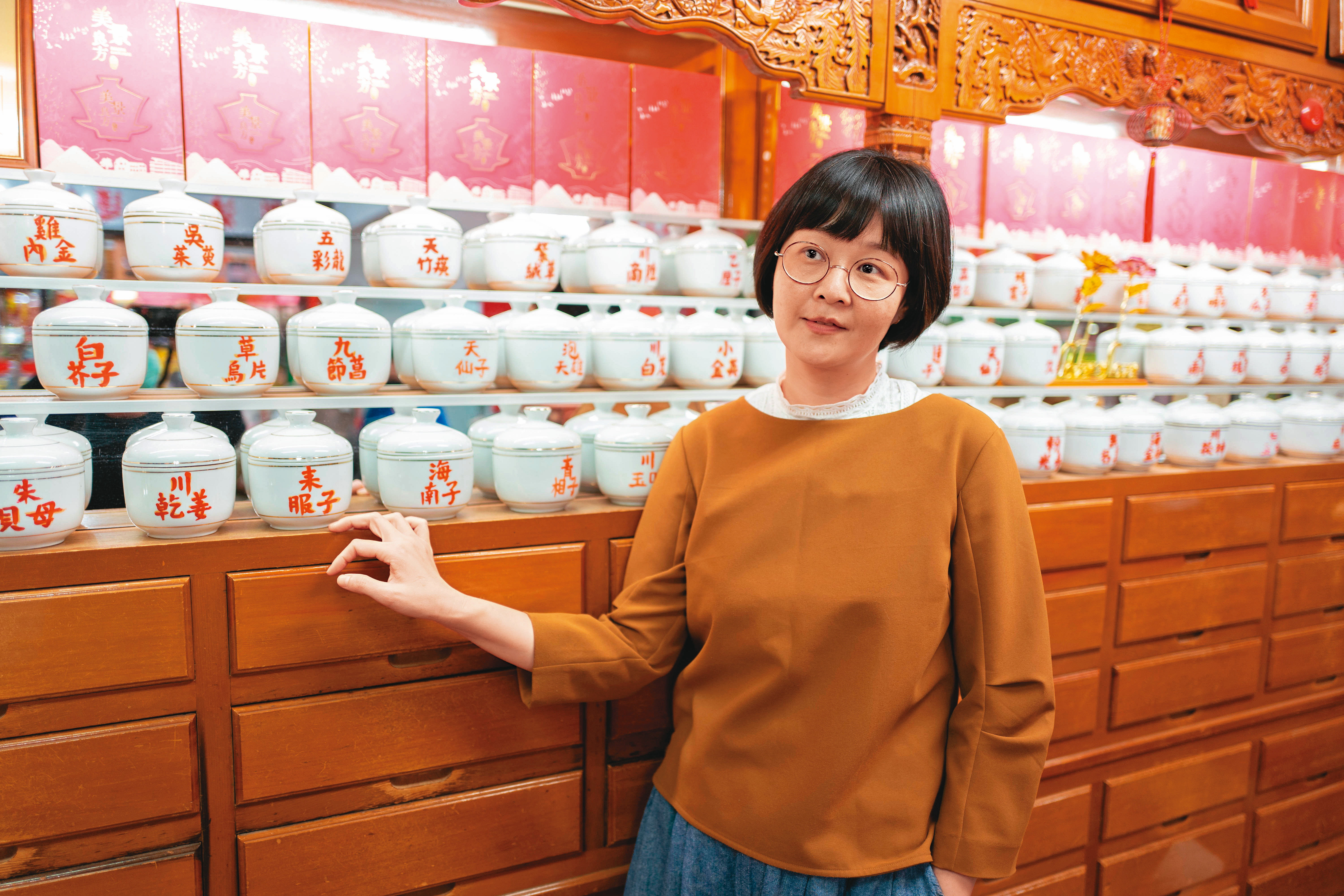 江鵝在傳統中藥行長大,從小就坐櫃檯幫老客人抓藥。