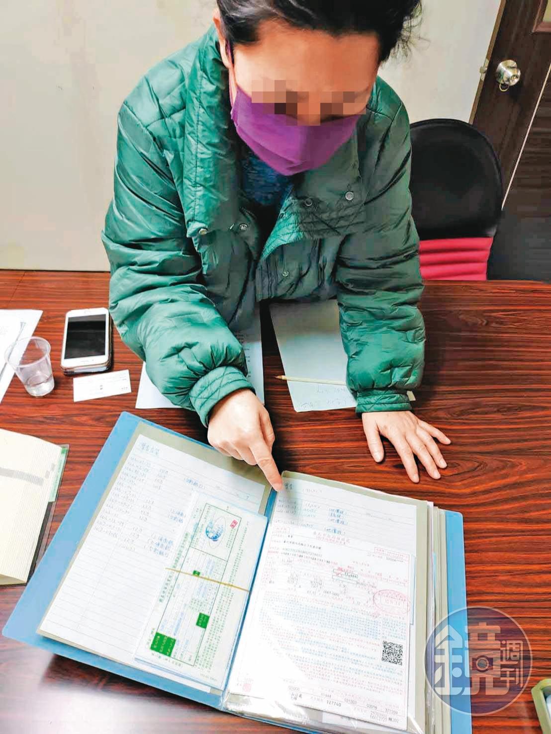 呂姓粉絲(圖)拿出單據,指葉青貸款、水電費及國民年金都是由她代付。