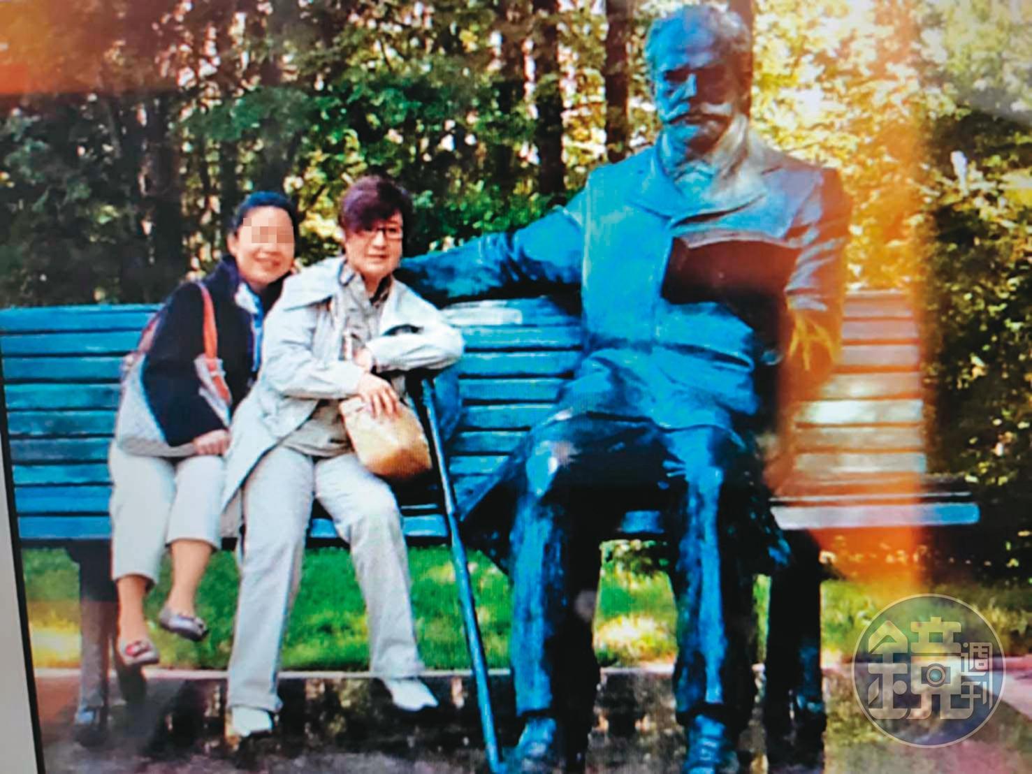 葉青(右)的呂姓粉絲(左)提供照片指出,2人在2012年去俄羅斯旅行,費用由她支付,回國後她就住進葉青家。(讀者提供)
