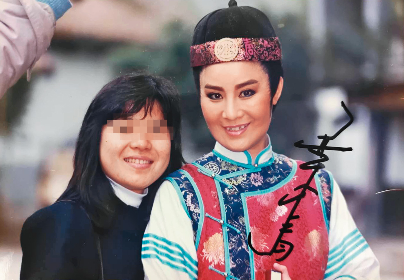 呂女（左）在學生時期與葉青（右）相識並曾赴片場探班及合影，雙方相識逾36年。（讀者提供）