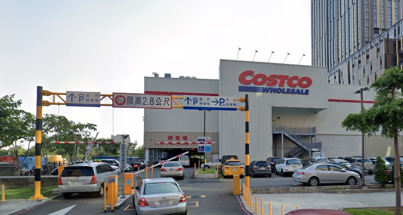 一名男子在高雄好市多大順店的停車場，為了閃車不小心踢歪一輛gogoro的車牌。（翻攝自google maps）