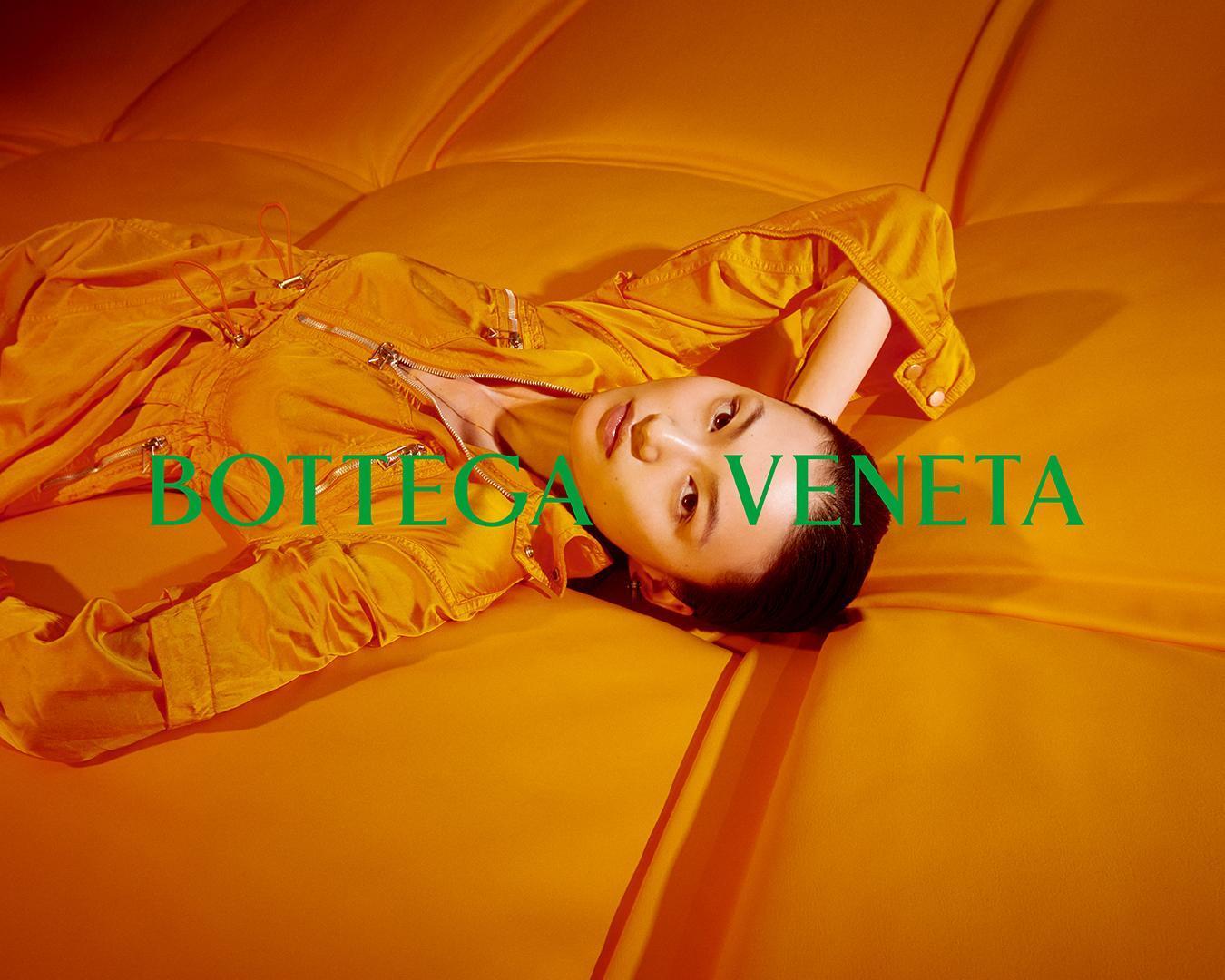 BOTTEGA VENETA 2022新春系列廣告形象,將鮮豔的鮮橙橘色與BV標誌性的綠色字樣搭配,為農曆年帶來嶄新意象。(BV提供)