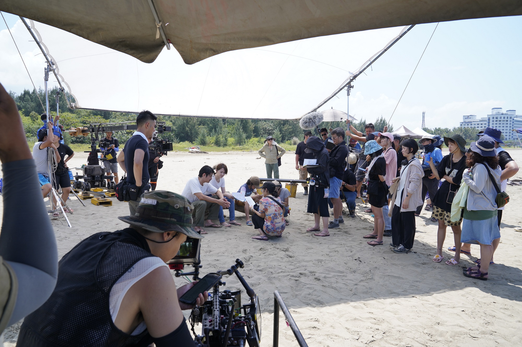 1.8億元製作的《比悲傷》影集，大陣仗遠赴墾丁海邊取景。（好好看文創提供）