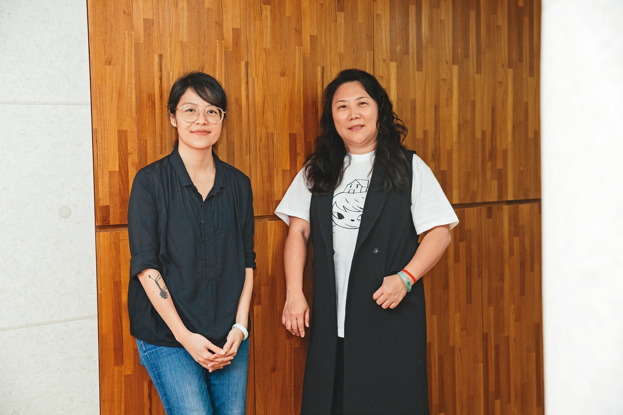 莊淳淳（右）肯定謝沛如（左）執導電影《大餓》的功力，邀她合作《比悲傷》影集。