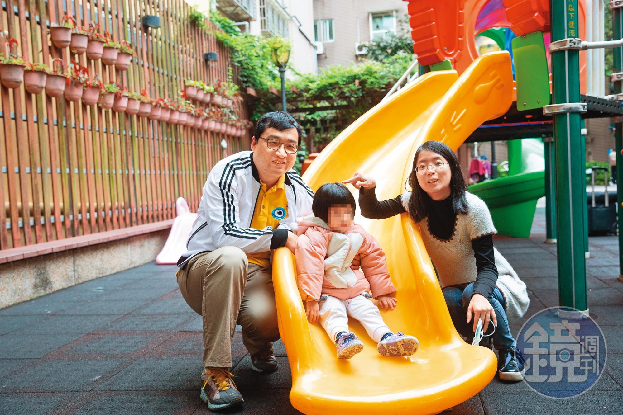 48歲的林群坤（左），靠著投資房產及美股的穩定現金流，早在41歲退休，享受天倫之樂。 