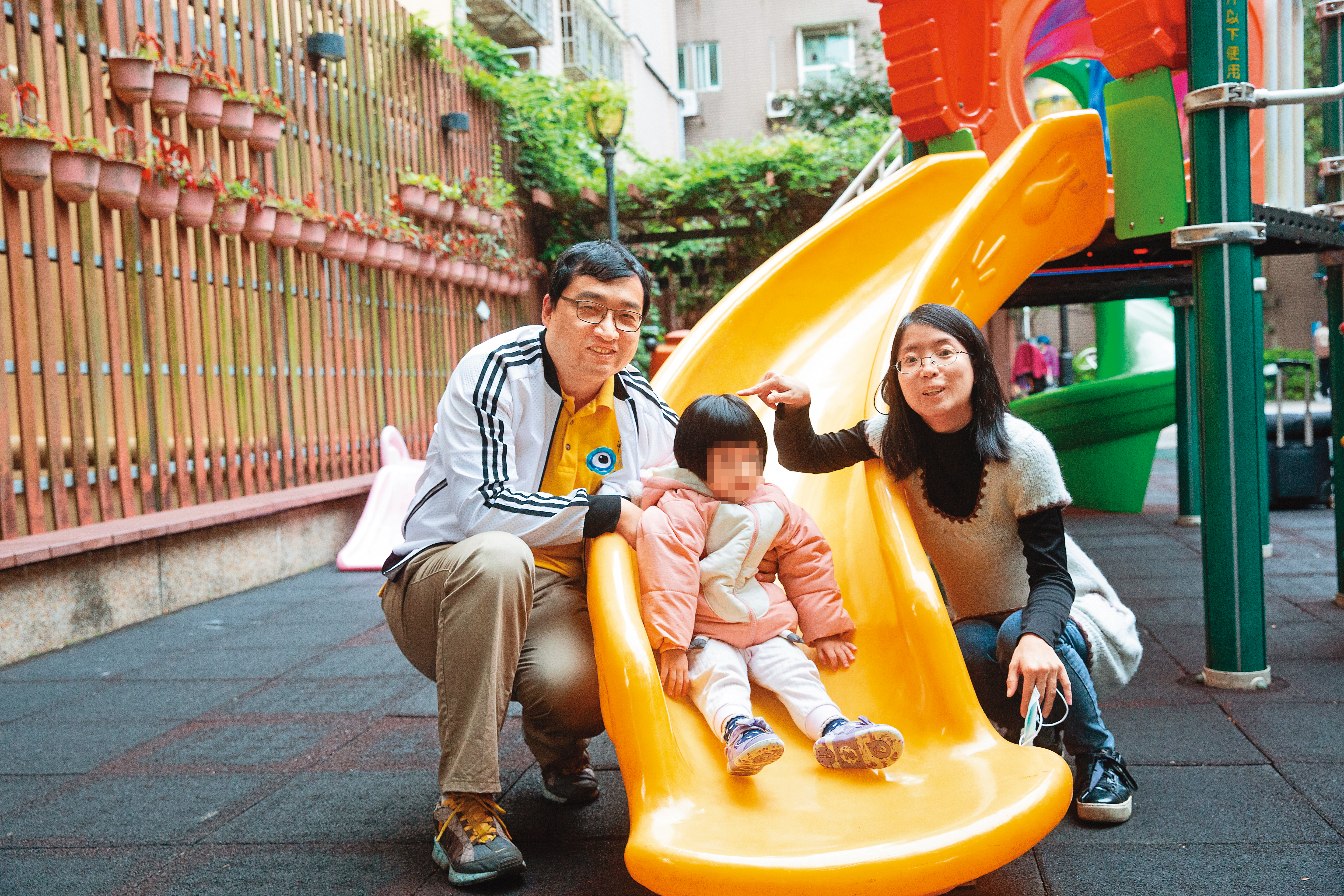 48歲的林群坤（左），靠著投資房產及美股的穩定現金流，早在41歲退休，享受天倫之樂。 