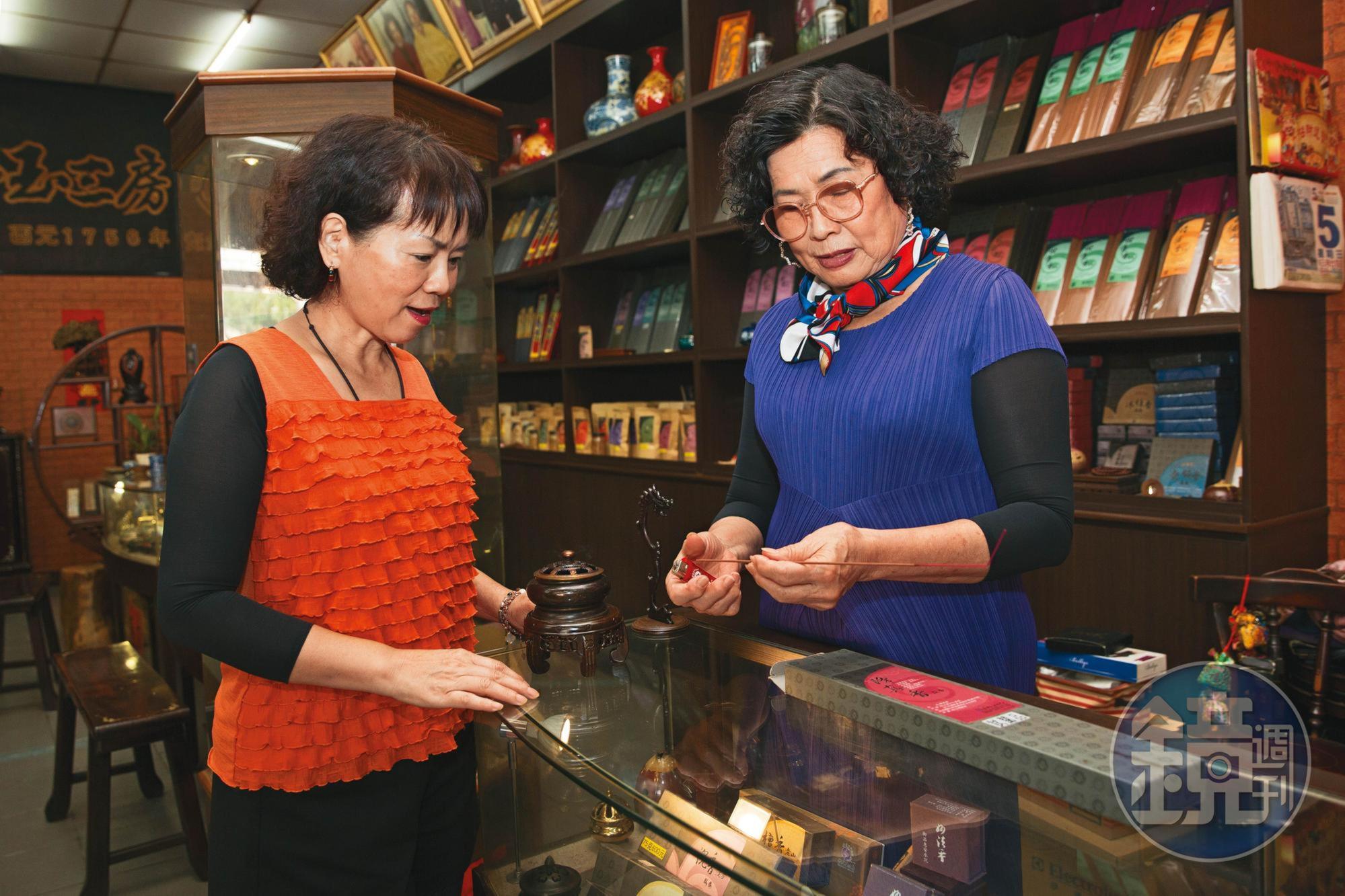 只要客人進店，第7代老闆娘洪寶真（右）一定點香讓客人試聞，詳細解釋何謂中藥養生香。左為顧客林小姐