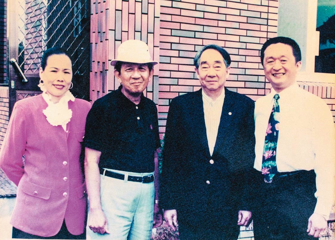 長榮集團創辦人張榮發(右二)的父親曾以魚貨與施金玉香鋪第五代交換手工香,1994年張榮發特別率集團空姐親至香廠拍月曆。右一為第七代施起燻,左一為第七代媳婦洪寶真,左二為第六代施奕漢。(施燁志提供)