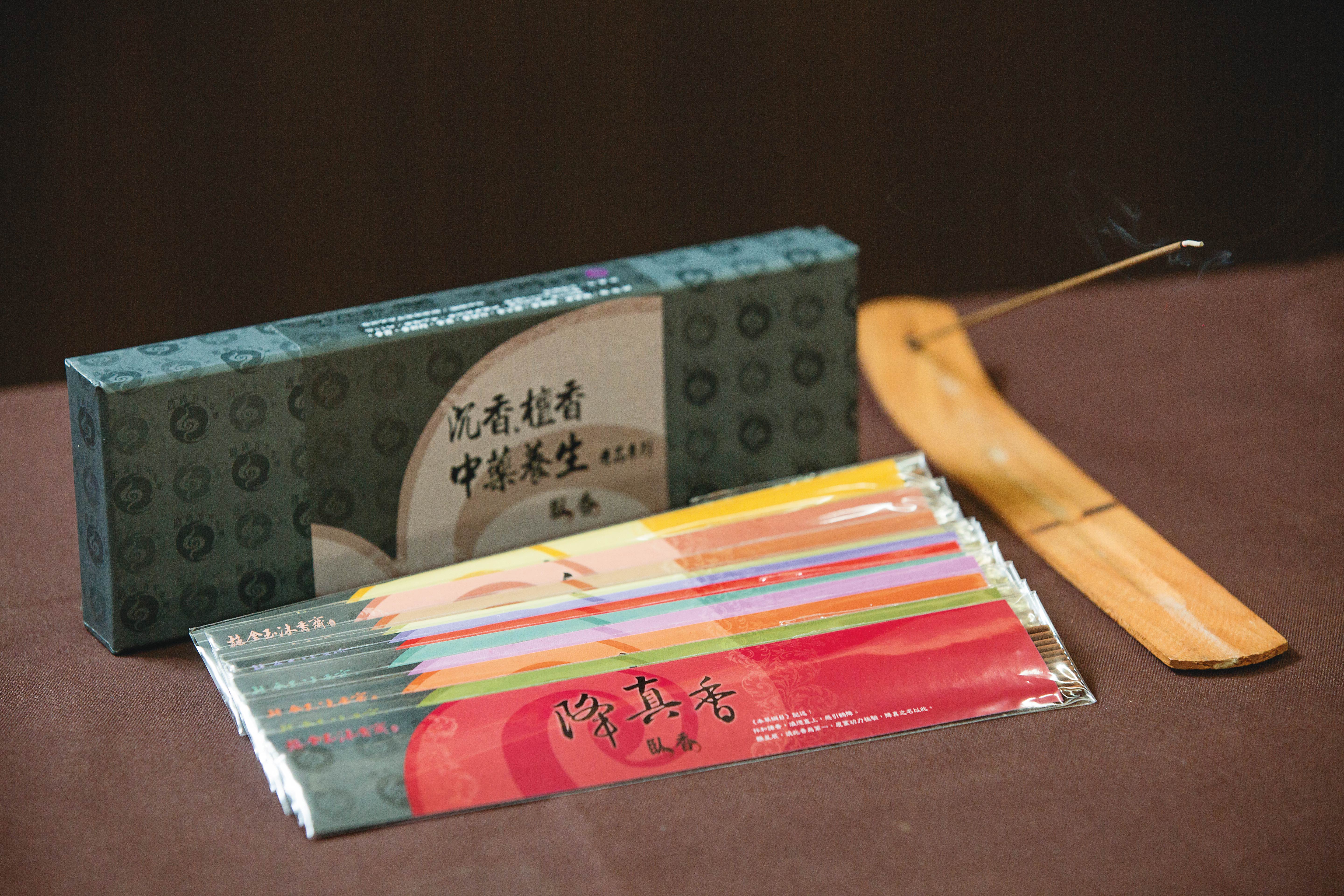 6年前施燁志首創以中藥或花香為主原料的中藥養生香品,還推出能一次買齊所有風味的綜合版。(臥香綜合版,500元/11種香)