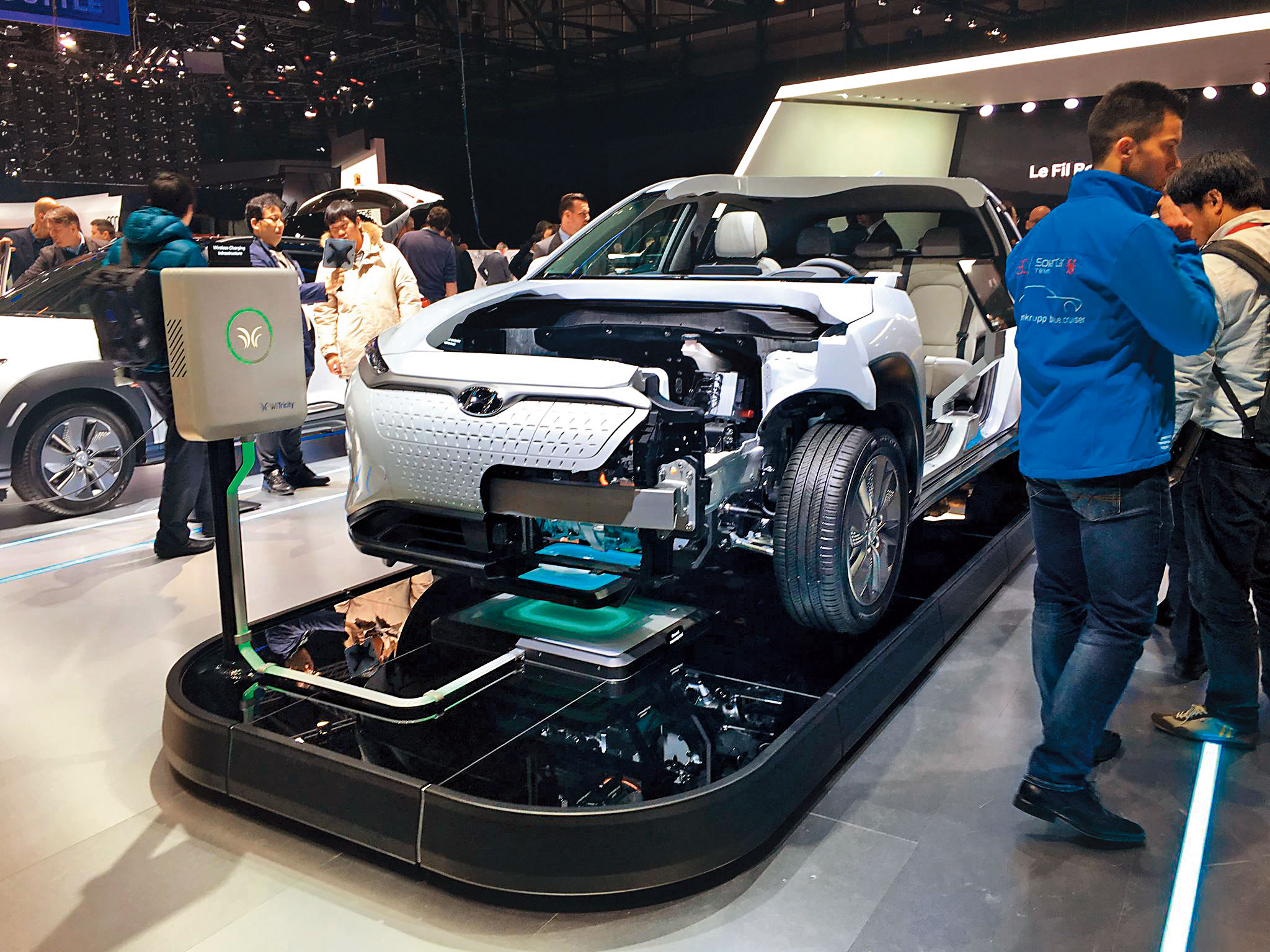 在電動車終將普及的未來，電動車和手機一樣也可以無線充電，已悄悄掀起一場業界電力革命。（翻攝WiTricity臉書）