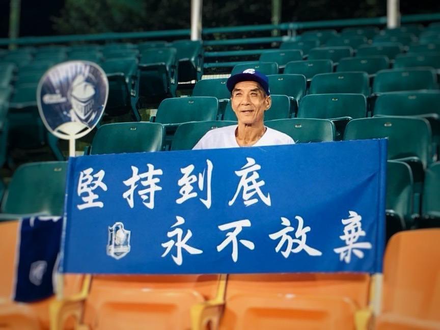 中職富邦悍將最忠實的粉絲「黑哥」日前過世,富邦悍將粉絲團也特地發文悼念。(翻攝自「Fubon Guardians 富邦悍將棒球隊」臉書)