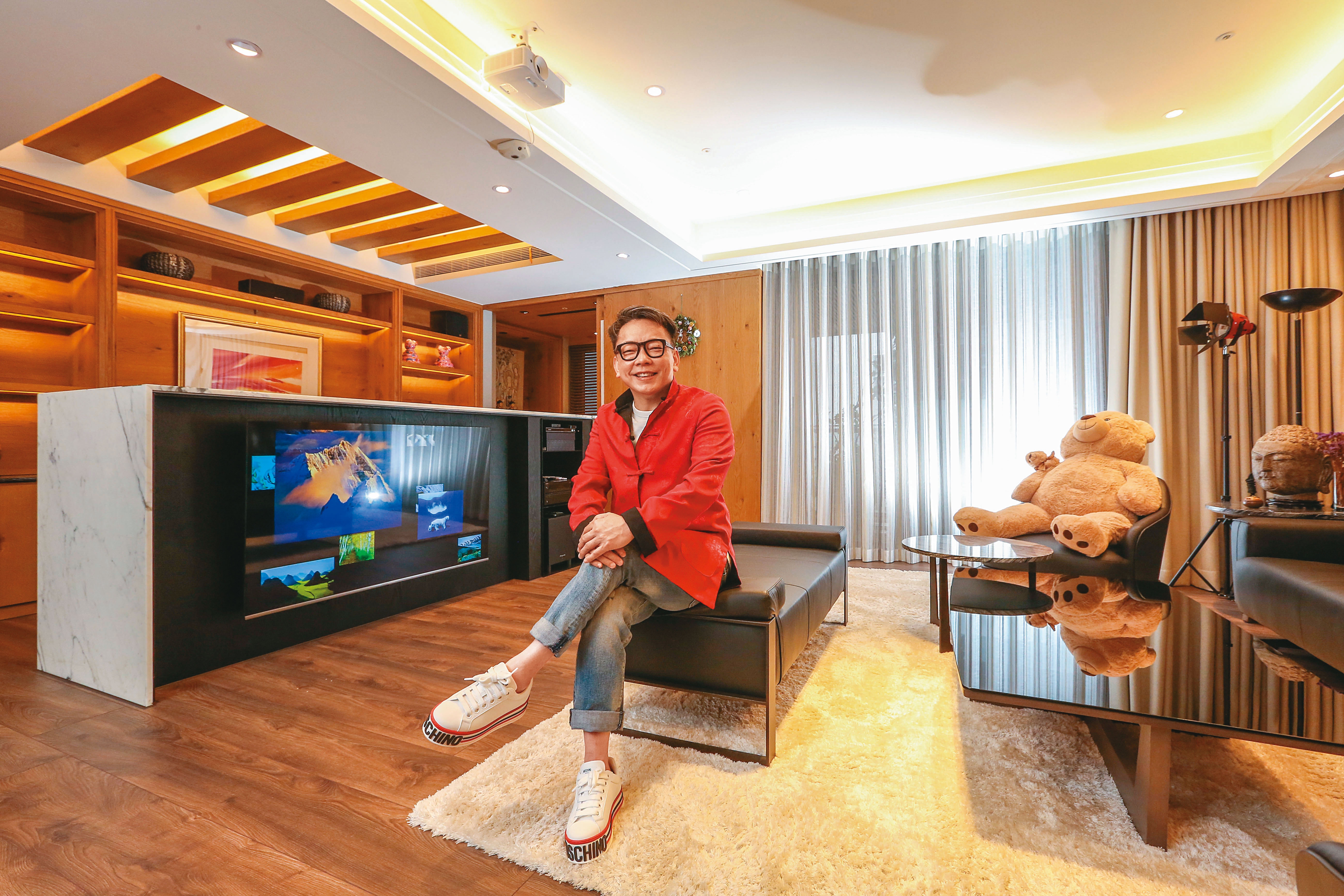 走進詹惟中位在士林的高樓層豪宅，處處可見風水精心擺設，就連2層電動窗簾都有意涵。