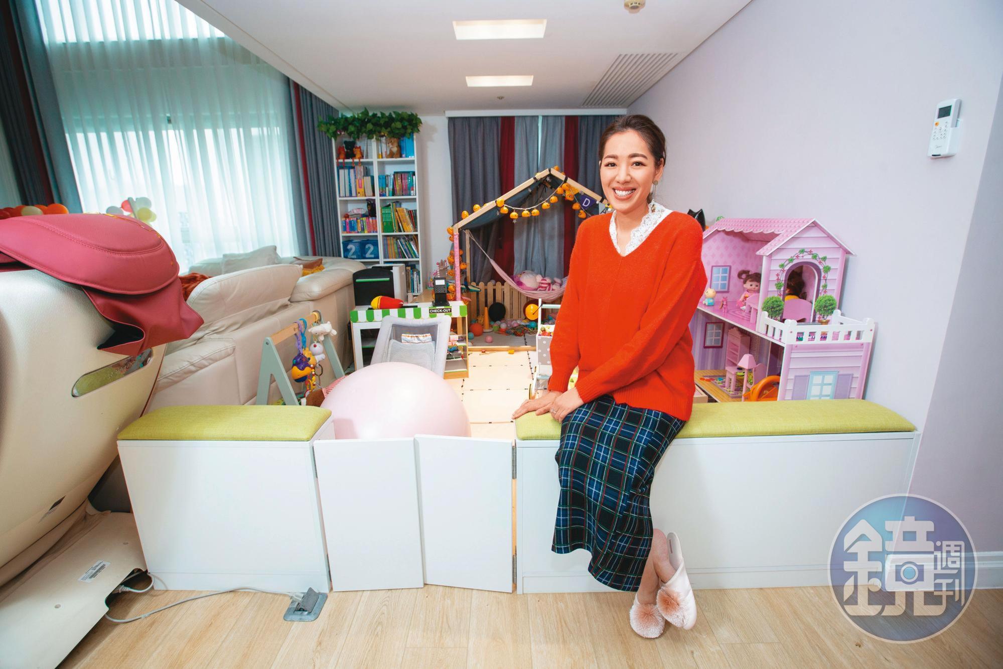 遊戲區正是家中的財位，劉伊心保留下來並鋪滿玩具，象徵「財富滿滿」。