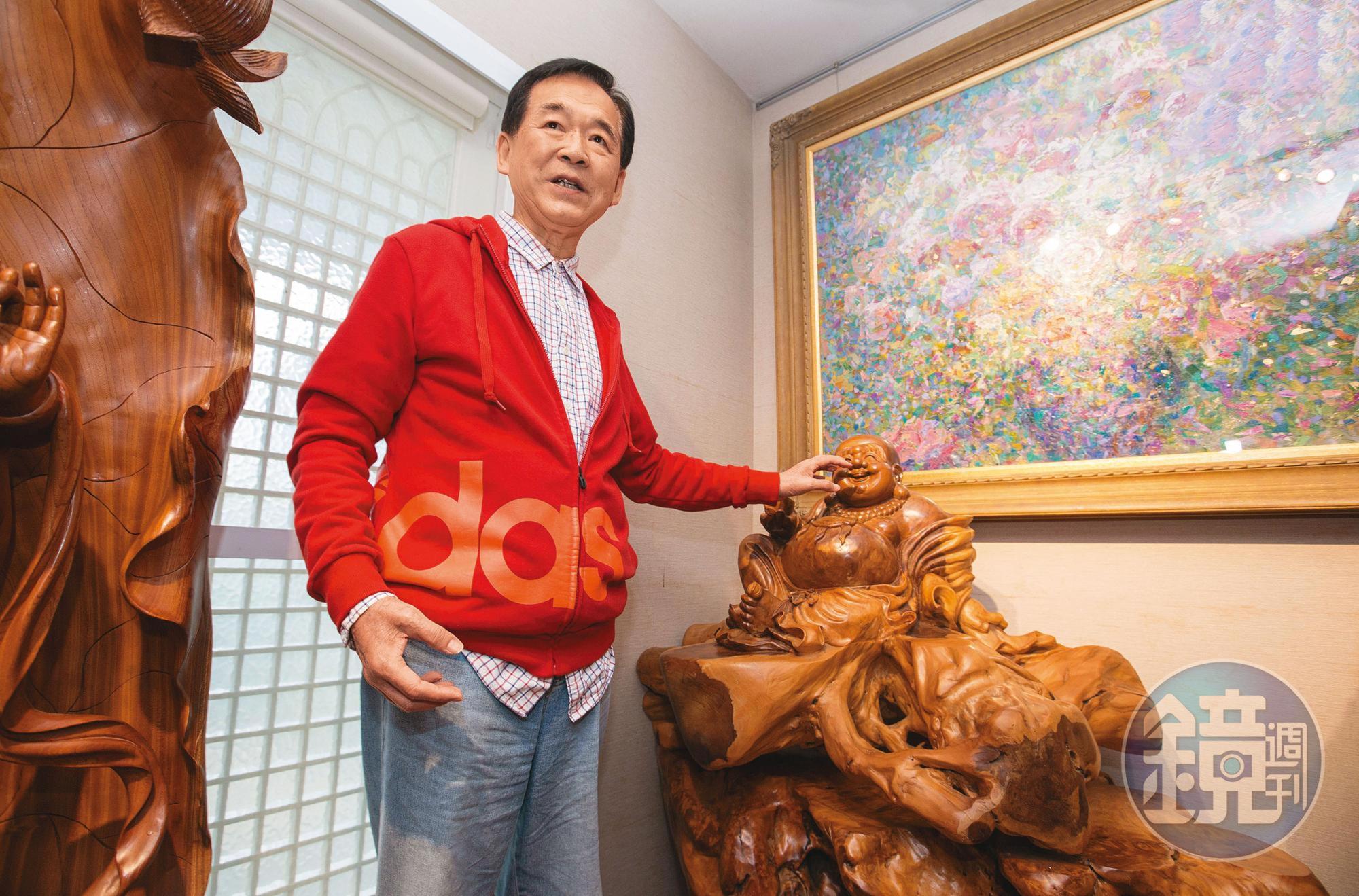 家中這尊半個人高的彌勒佛，是前屋主留下的，而王應傑家裡、辦公室也都有彌勒佛在身邊。