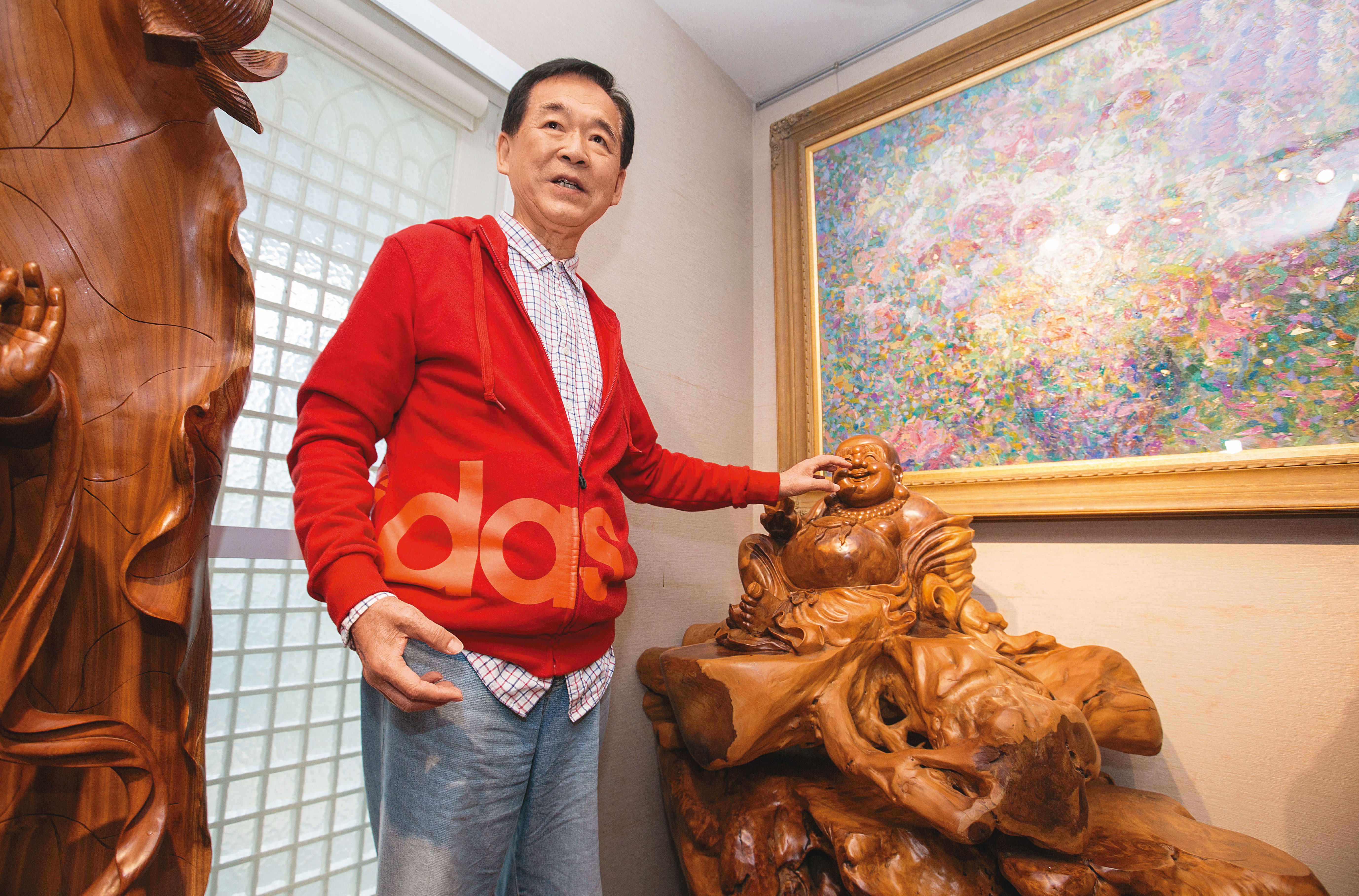 家中這尊半個人高的彌勒佛,是前屋主留下的,而王應傑家裡、辦公室也都有彌勒佛在身邊。