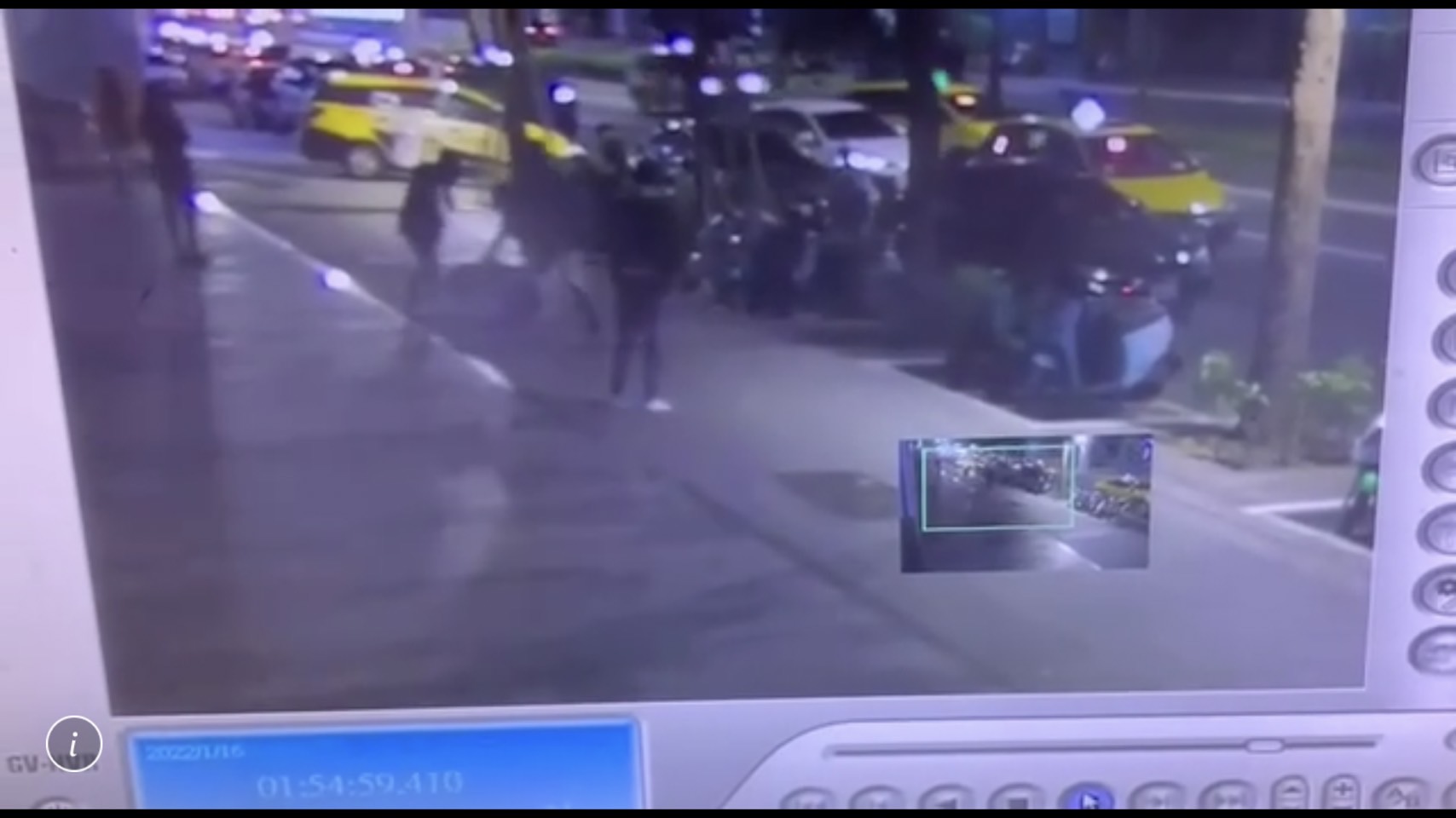 黃女等人痛毆何女，將何女打趴在地。（警方提供）