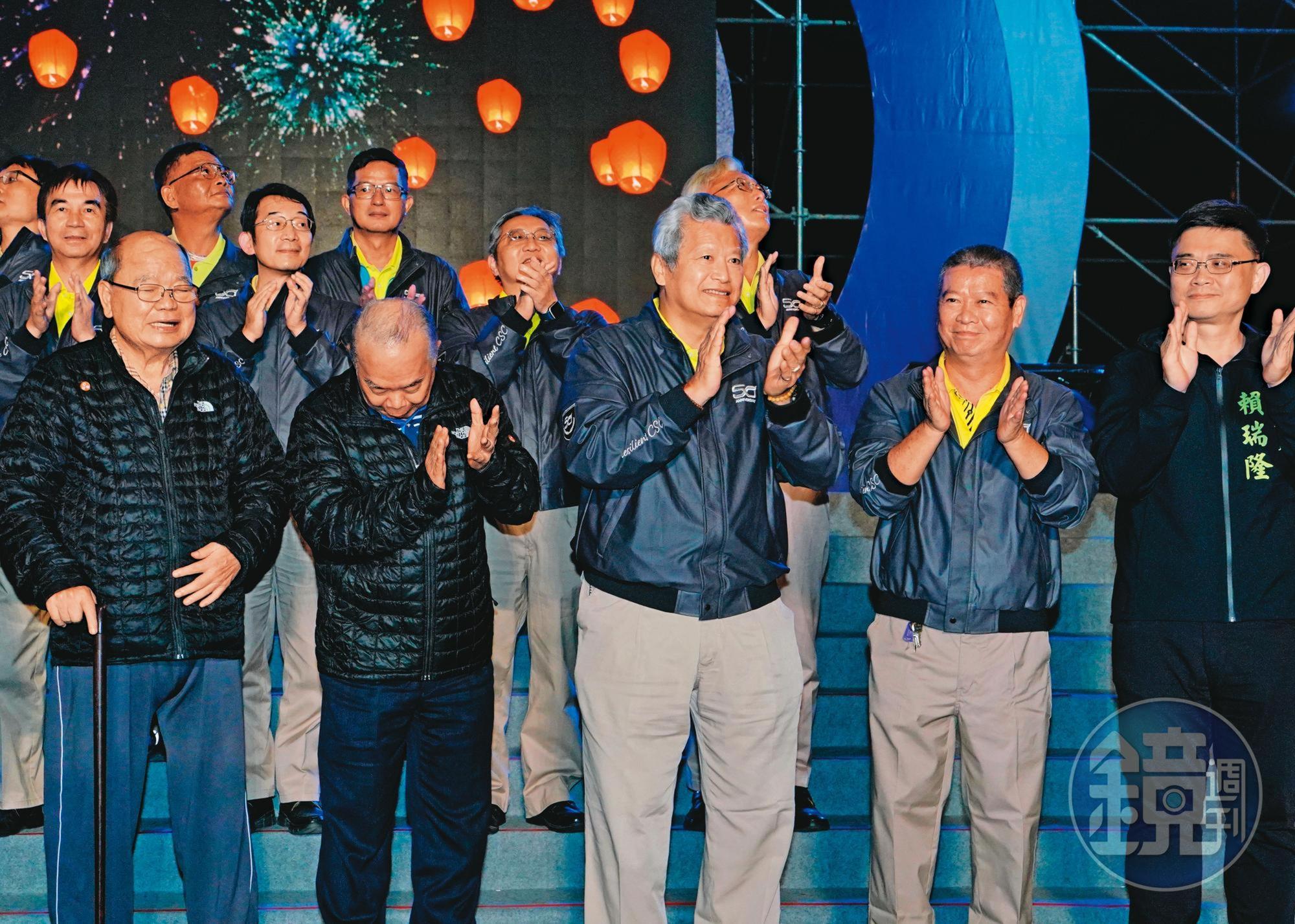 翁朝棟（前排右二）認為鋼市谷底已經過去，接下來將維持多頭格局。