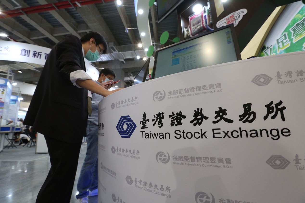 證券商頻繁遭到駭客攻擊，台灣證券交易所要求全體券商要完成旗下電子下單客戶的密碼重新更新。（示意圖，資料照）