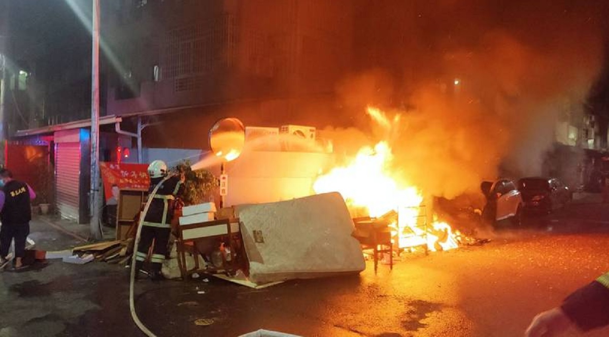 高雄市大寮區一名陳姓男子見空地堆雜物擔心影響交通，竟縱火燃燒，波及一旁民宅與汽車。（翻攝畫面）