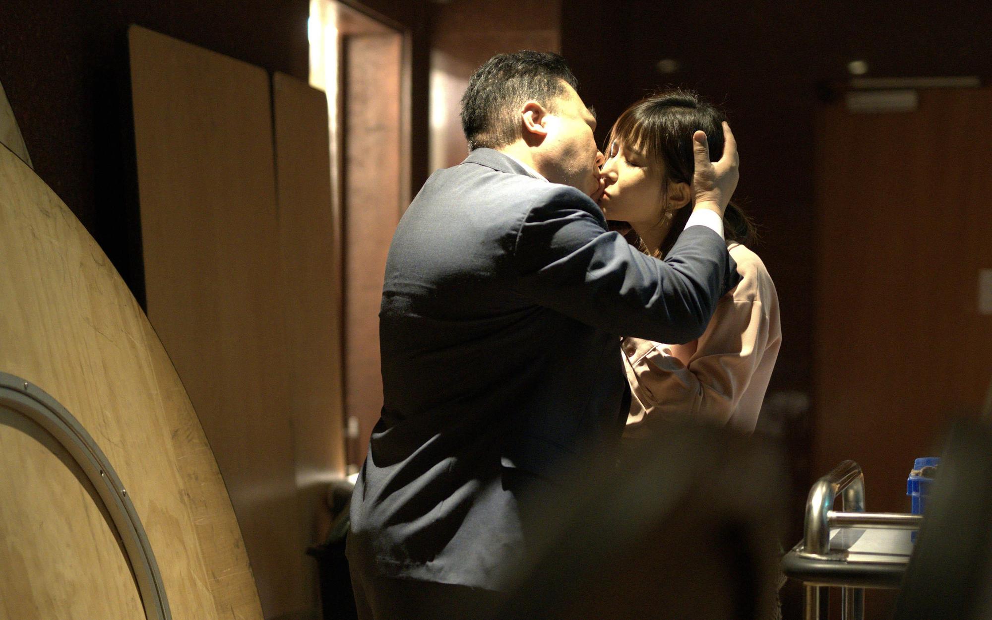董至成在《國際橋牌社2》劇中與吳怡霈劇中上演激情熱吻。(公視提供)