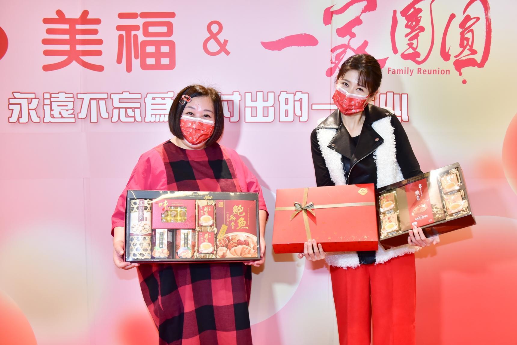 鍾欣凌與彰化在地女兒李燕於昨(16日)特地來到台中、彰化鄉親拜早年。(三立提供)