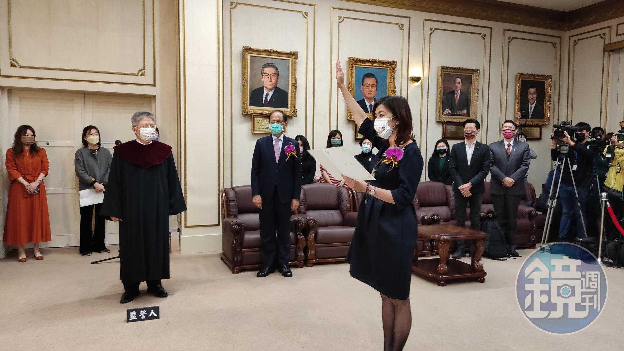 林靜儀在中二選區立委補選勝出,17日重返立院宣誓就職。
