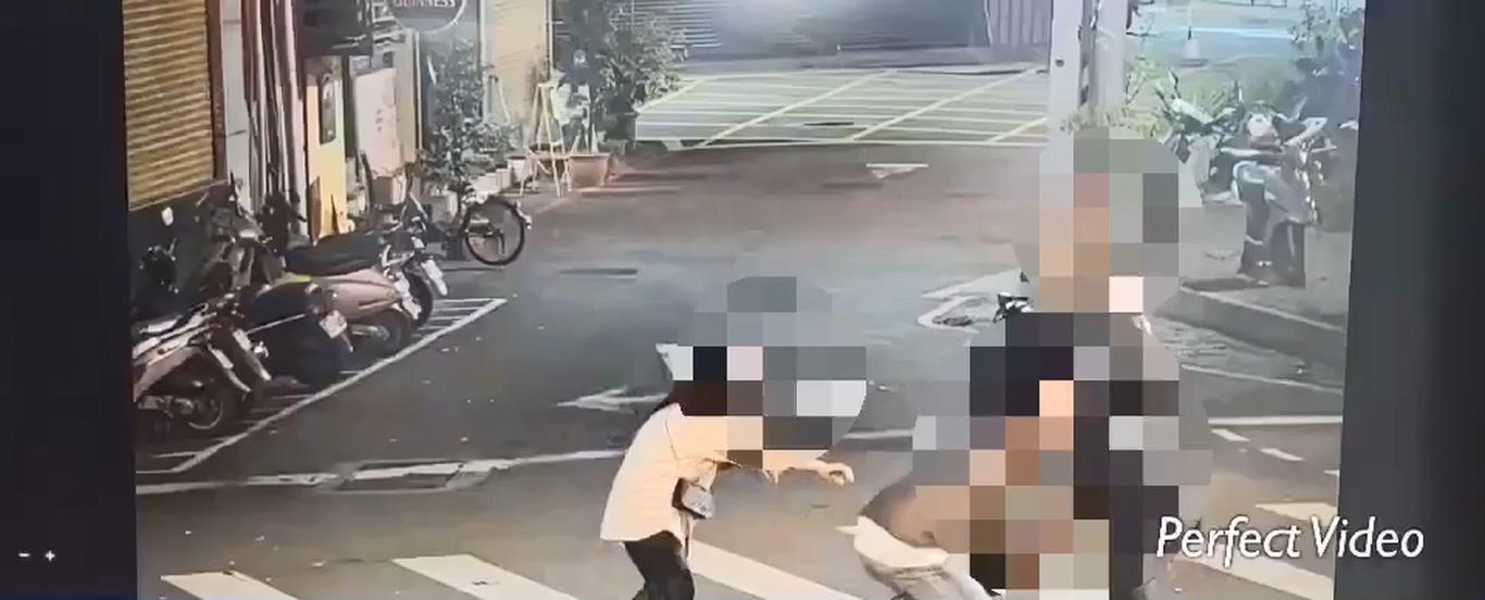監視器拍下3人在街頭互毆的身影。(警方提供)