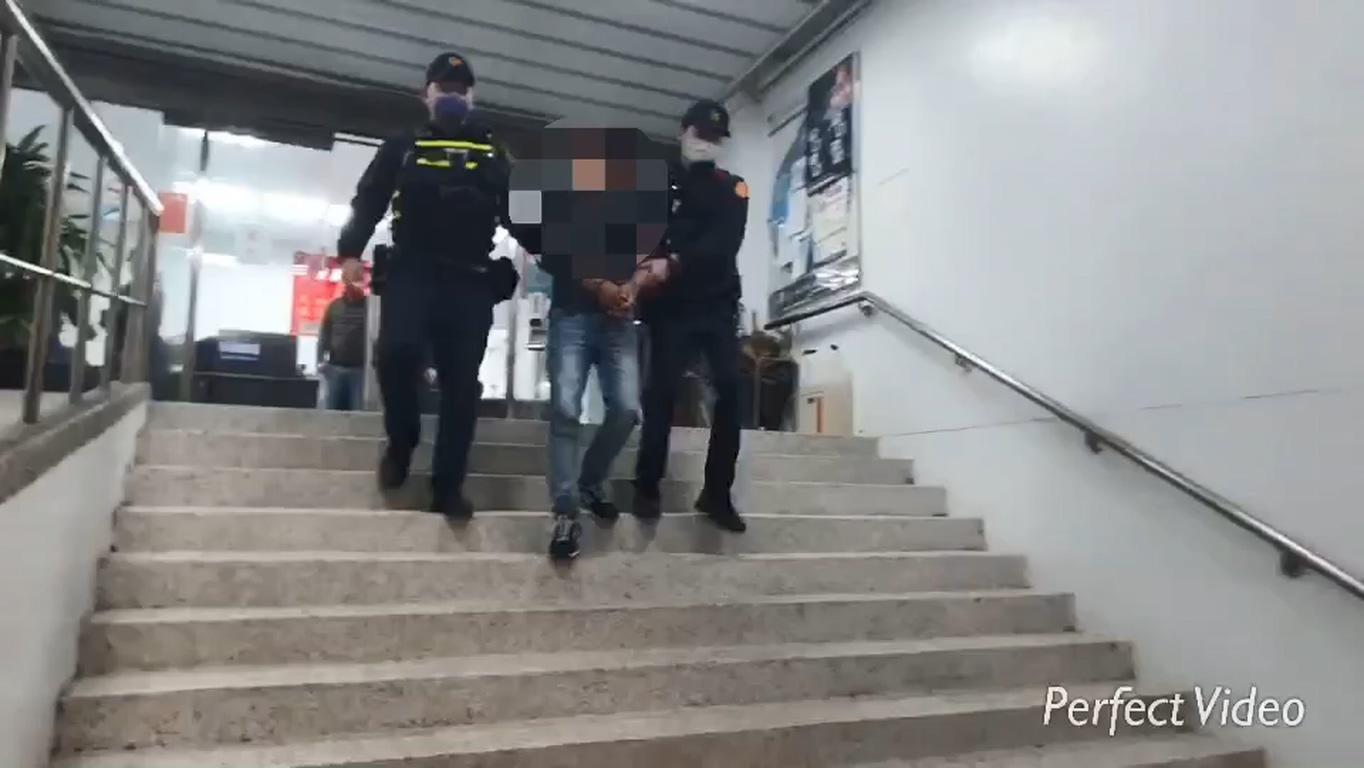 白嫌(中)因通緝遭警方移送法辦。(警方提供)
