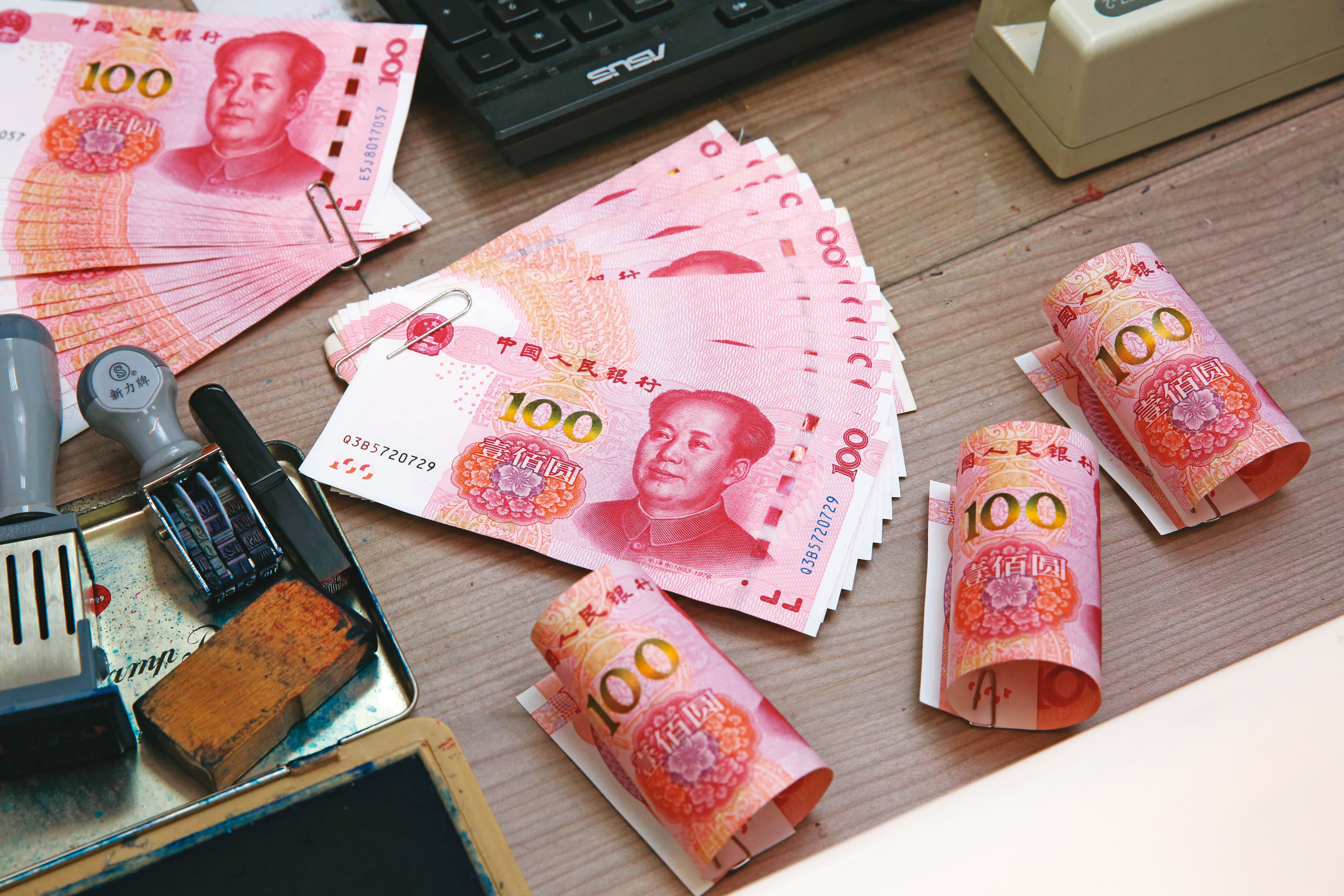 中國經濟學家任澤平主張中國人民銀行每年多印鈔人民幣2兆元，以追求「10年多生5千萬人」，引發熱議。