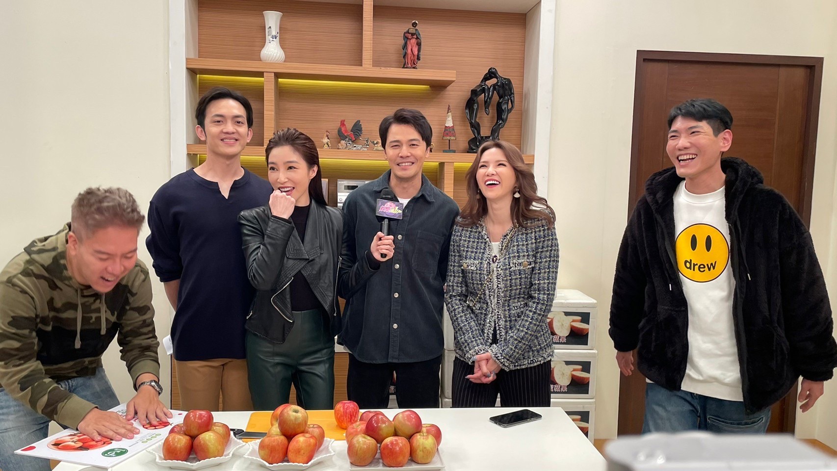 《娛樂超skr》《黃金歲月》拍攝現場,訪問演員陳熙鋒、岳虹、黃文星、張家瑋、謝京穎、郭忠祐、胡嘉愛等人。(民視提供))