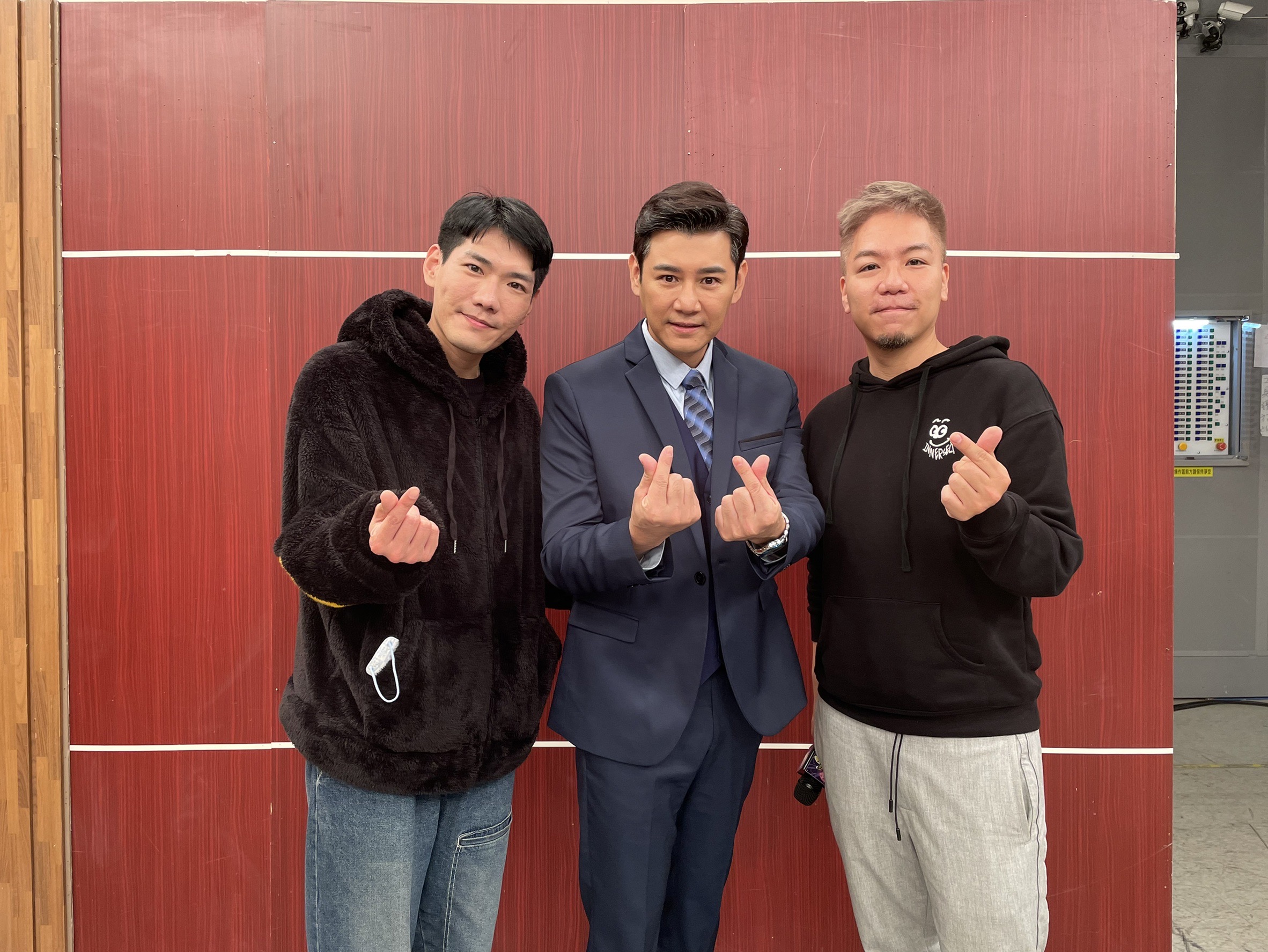 48歲的陳熙鋒（中）結婚生子趕進度。（民視提供）