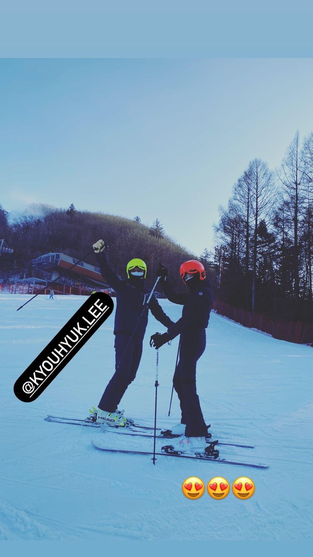 孫淡妃在IG限時動態分享與男友李奎爀滑雪的合影。（翻攝孫淡妃IG）