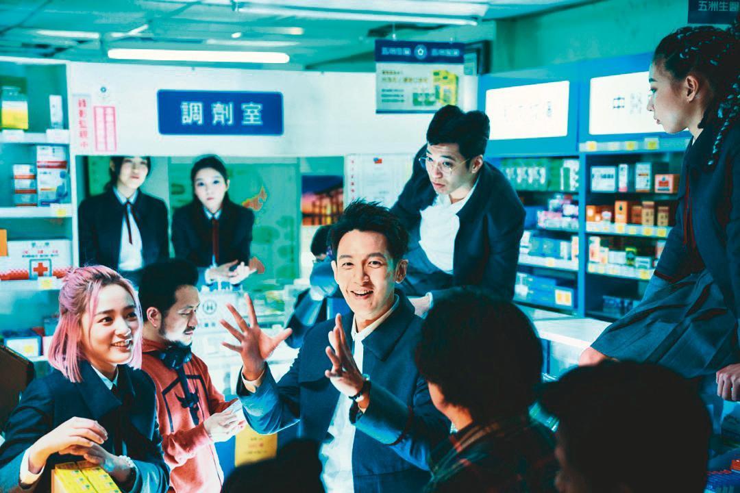 柯震東（左三）與王淨（左一）主演的《月老》還在上映，他下一部片就與王淨的男友宋柏緯合作，與兩人好有緣。（翻攝自九把刀臉書）
