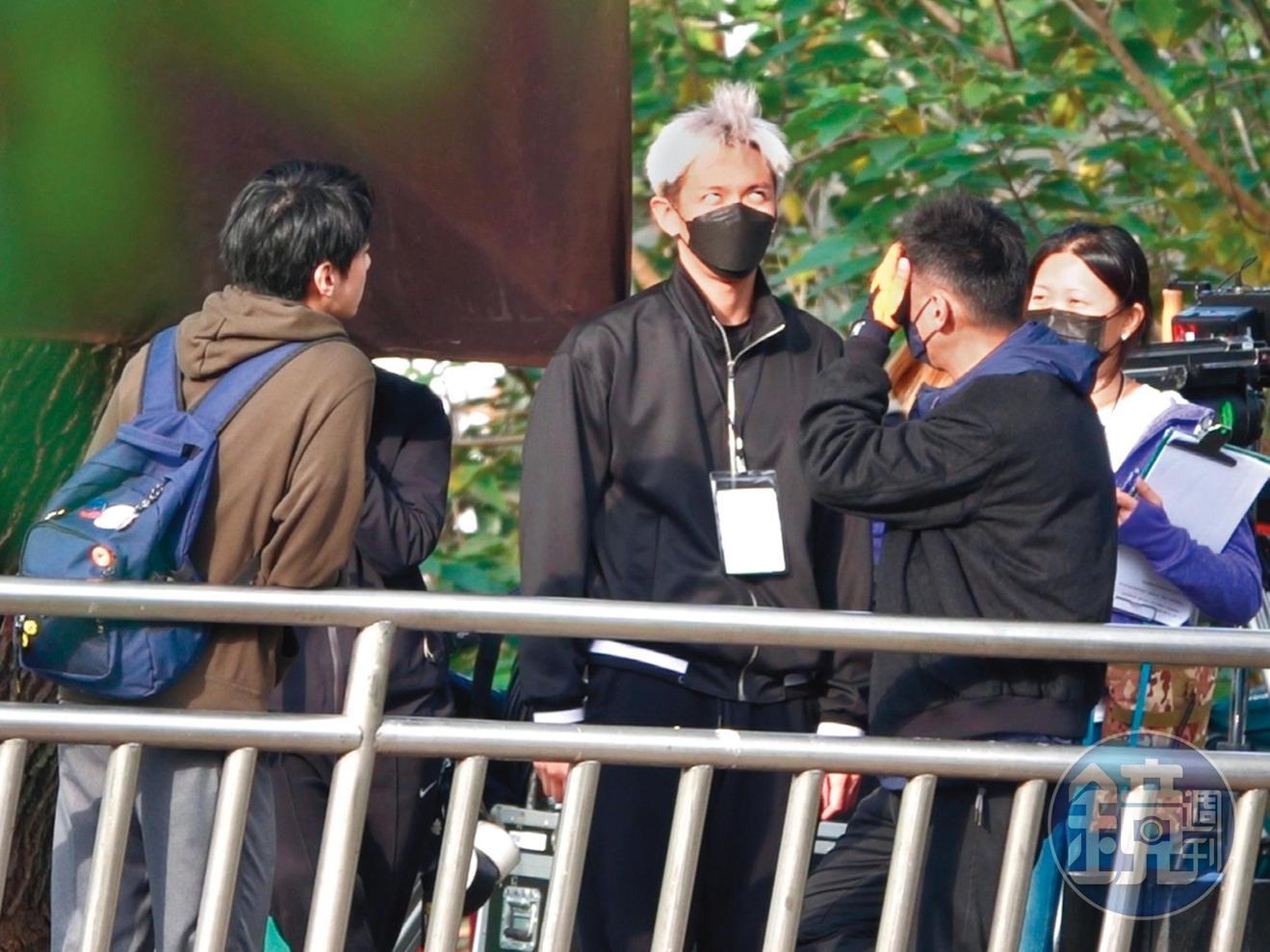 16：47，拍到一半，柯震東忽然翻了個大白眼，不知是誰惹到「柯導」。