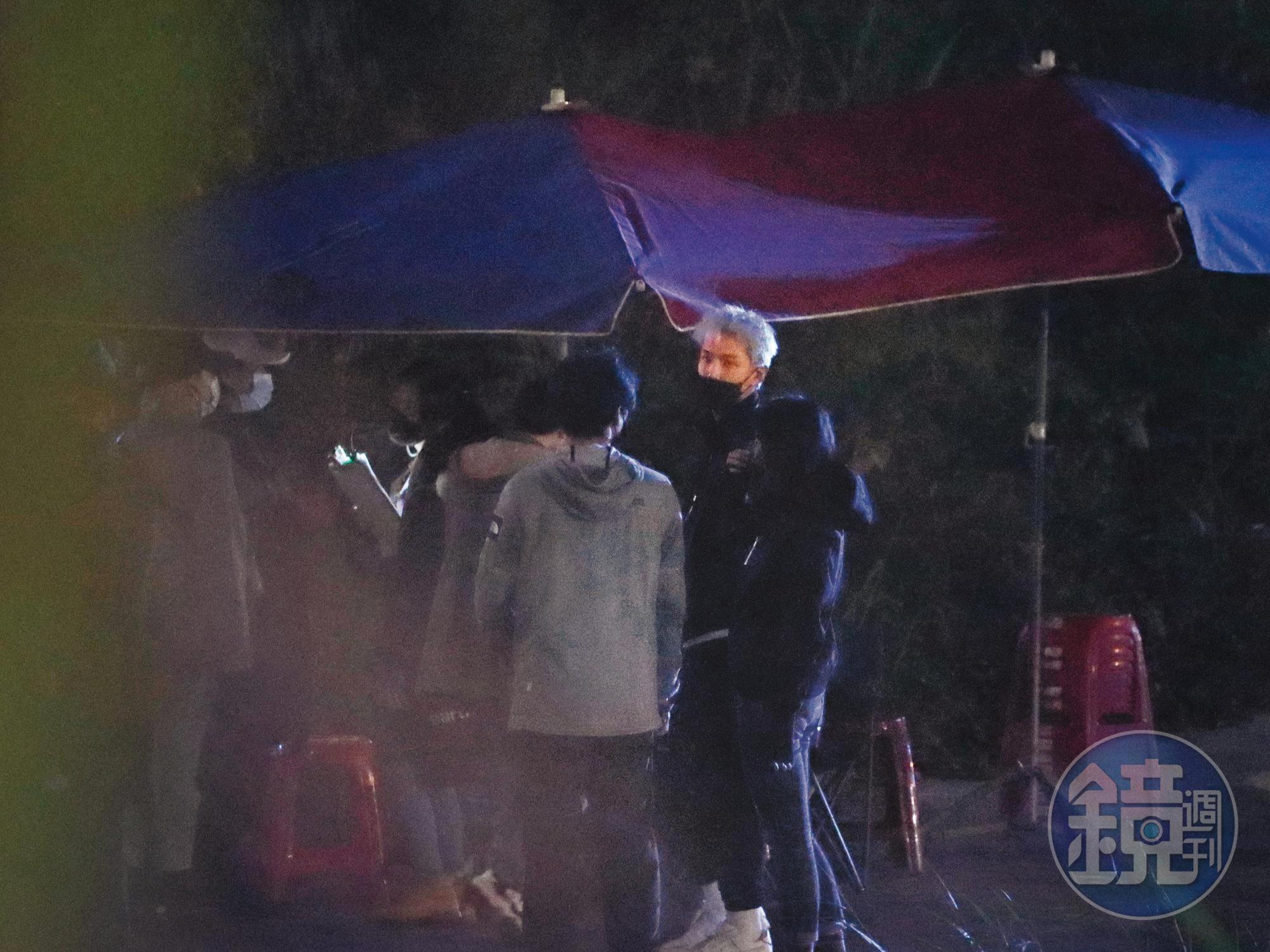 18：34，直到天黑，柯震東與劇組仍持續拍攝，他的白髮在一片黑暗中特別顯眼。