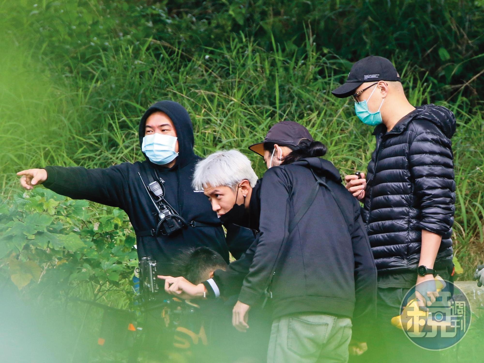 1月9日13：28，柯震東執導新片《黑的教育》開拍，「柯導」檢視鏡頭，工作態度超認真。