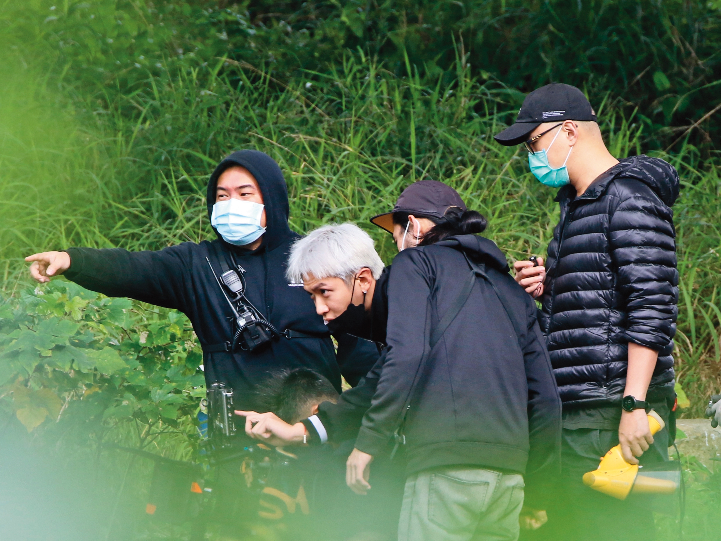 1月9日13：28，柯震東執導新片《黑的教育》開拍，「柯導」檢視鏡頭，工作態度超認真。
