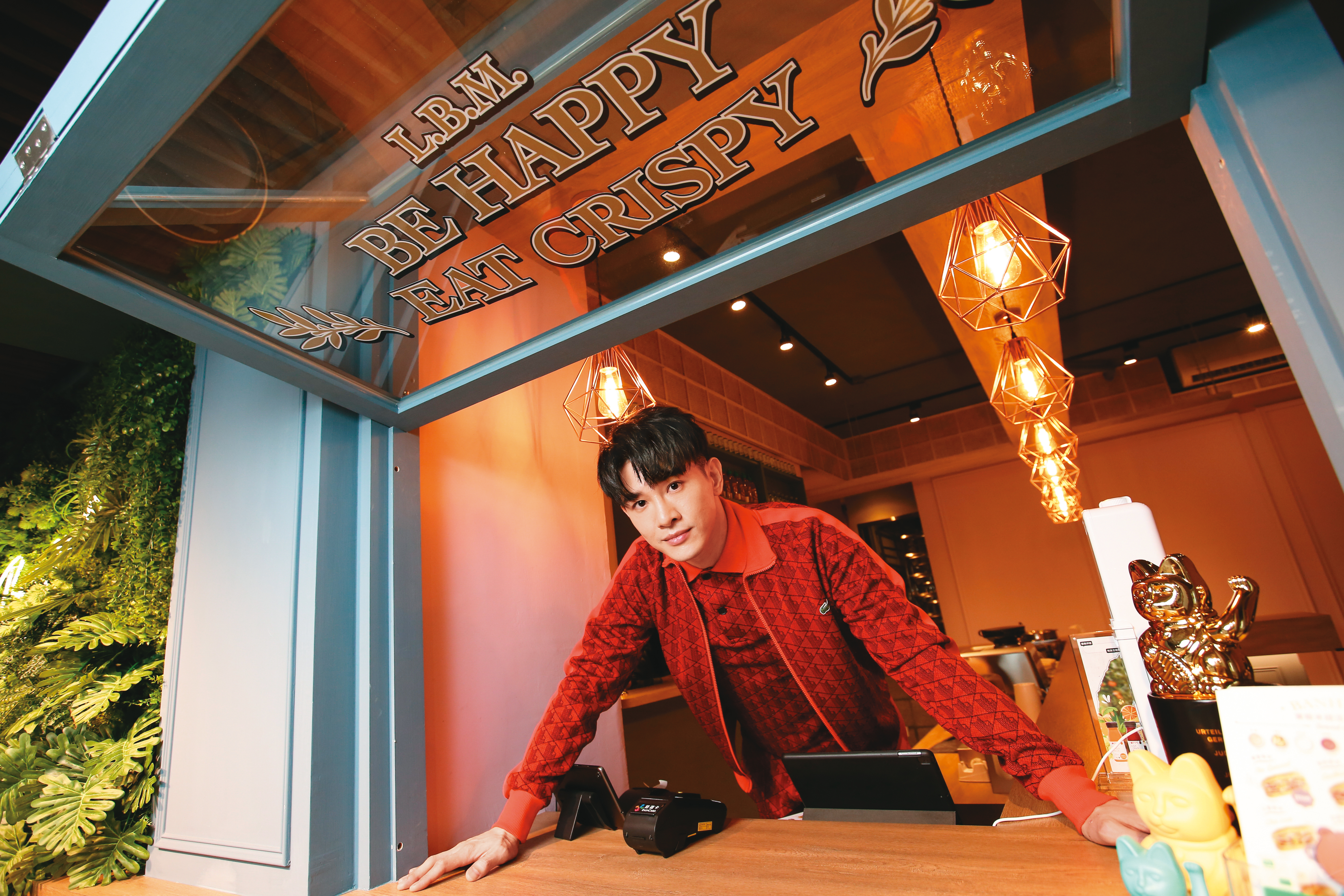 張立昂去年底開越法三明治店，跨足餐飲界。