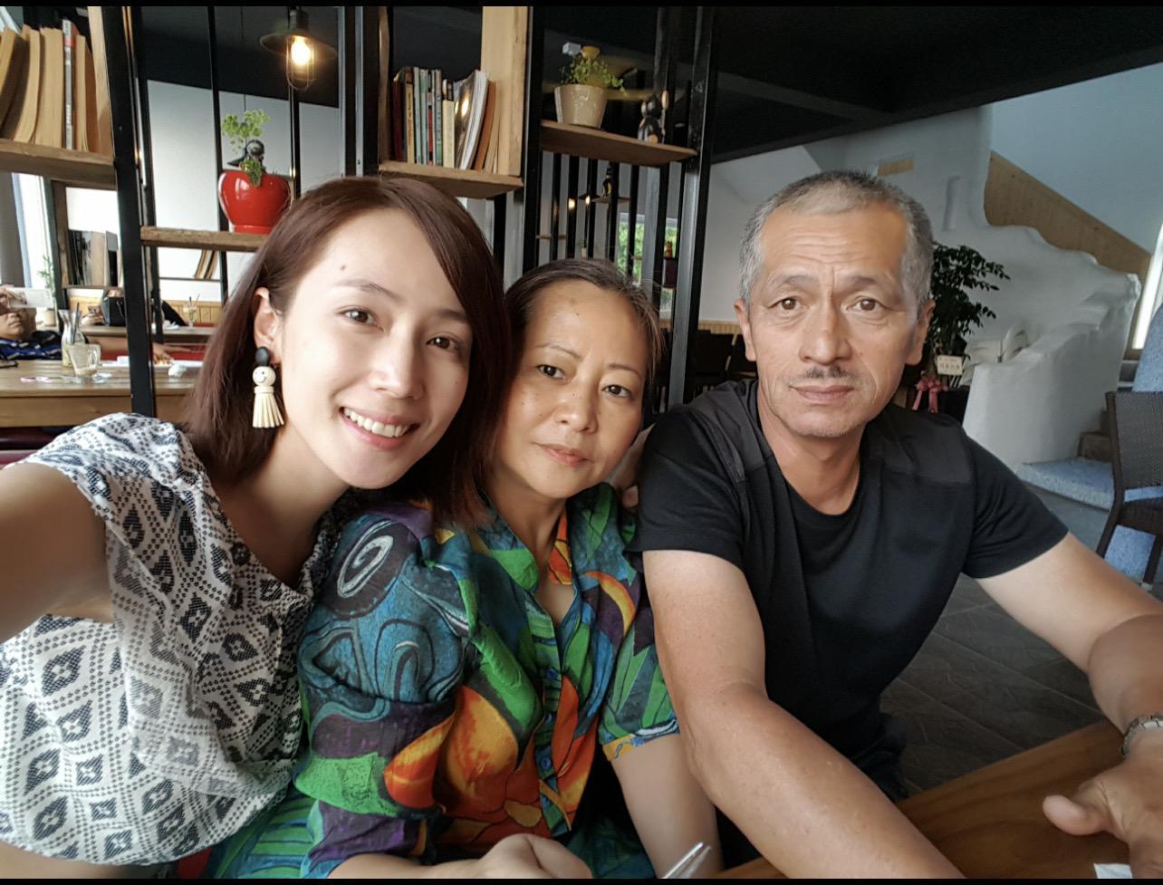 小薰與爸媽一家三口幸福合照,可惜媽媽已過世,如今只剩她和爸爸相伴。(瀞擎藝術提供)