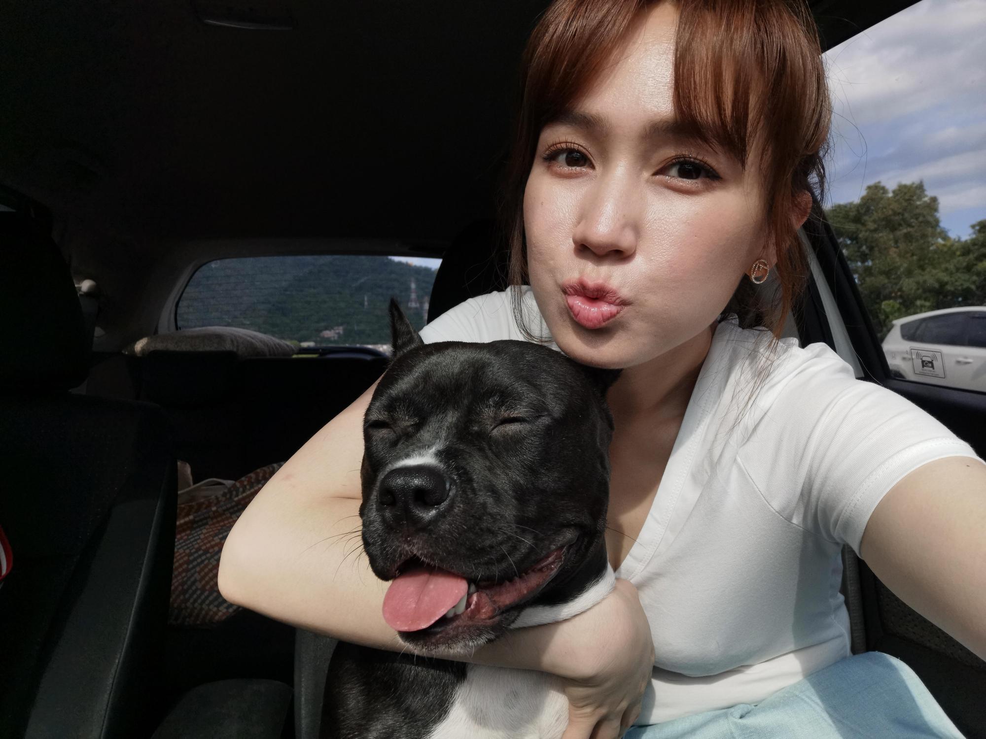 小薰還不想結婚生子,現在全心寵愛毛孩漢娜。(瀞擎藝術提供)
