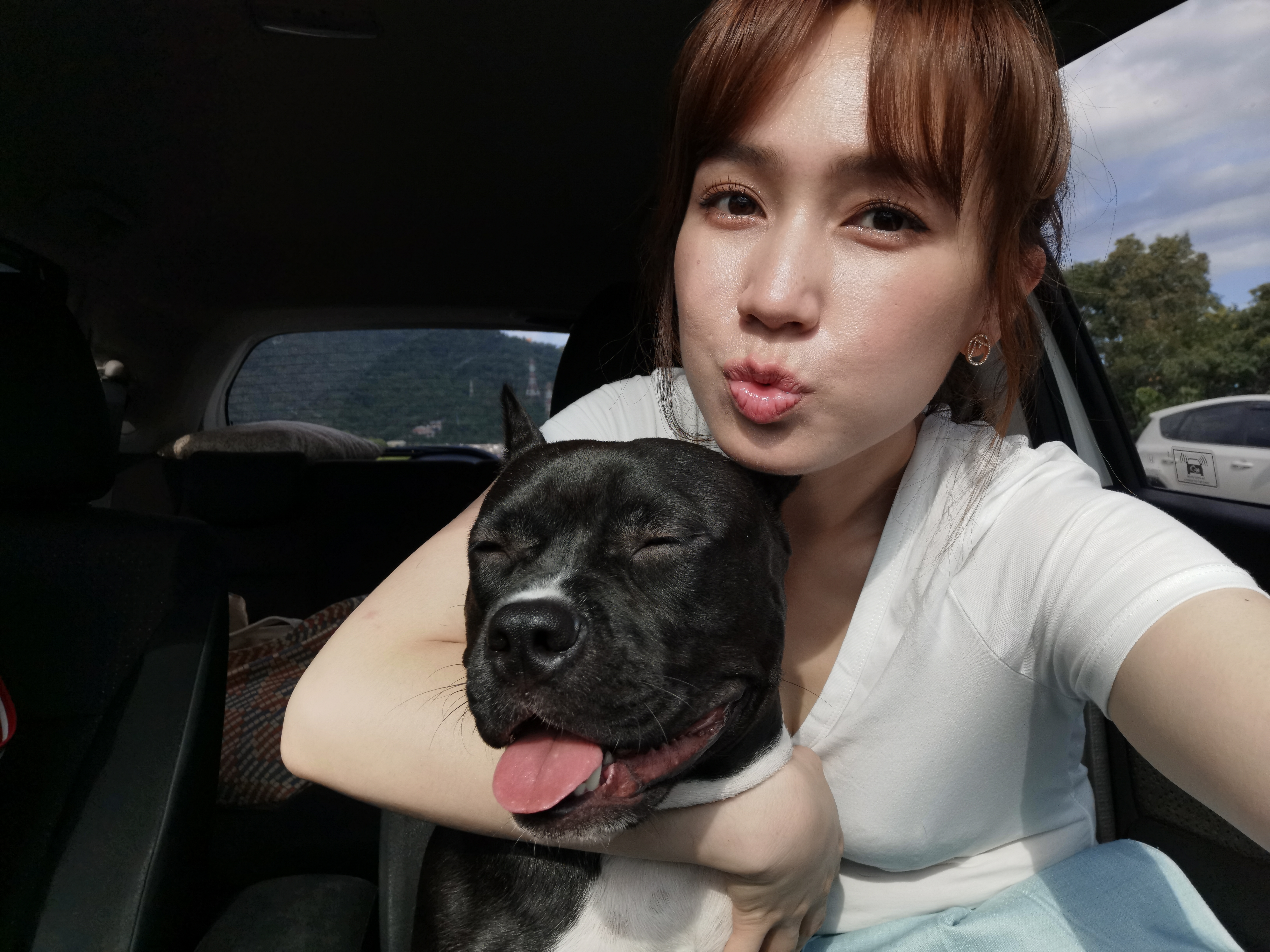 小薰還不想結婚生子,現在全心寵愛毛孩漢娜。(瀞擎藝術提供)
