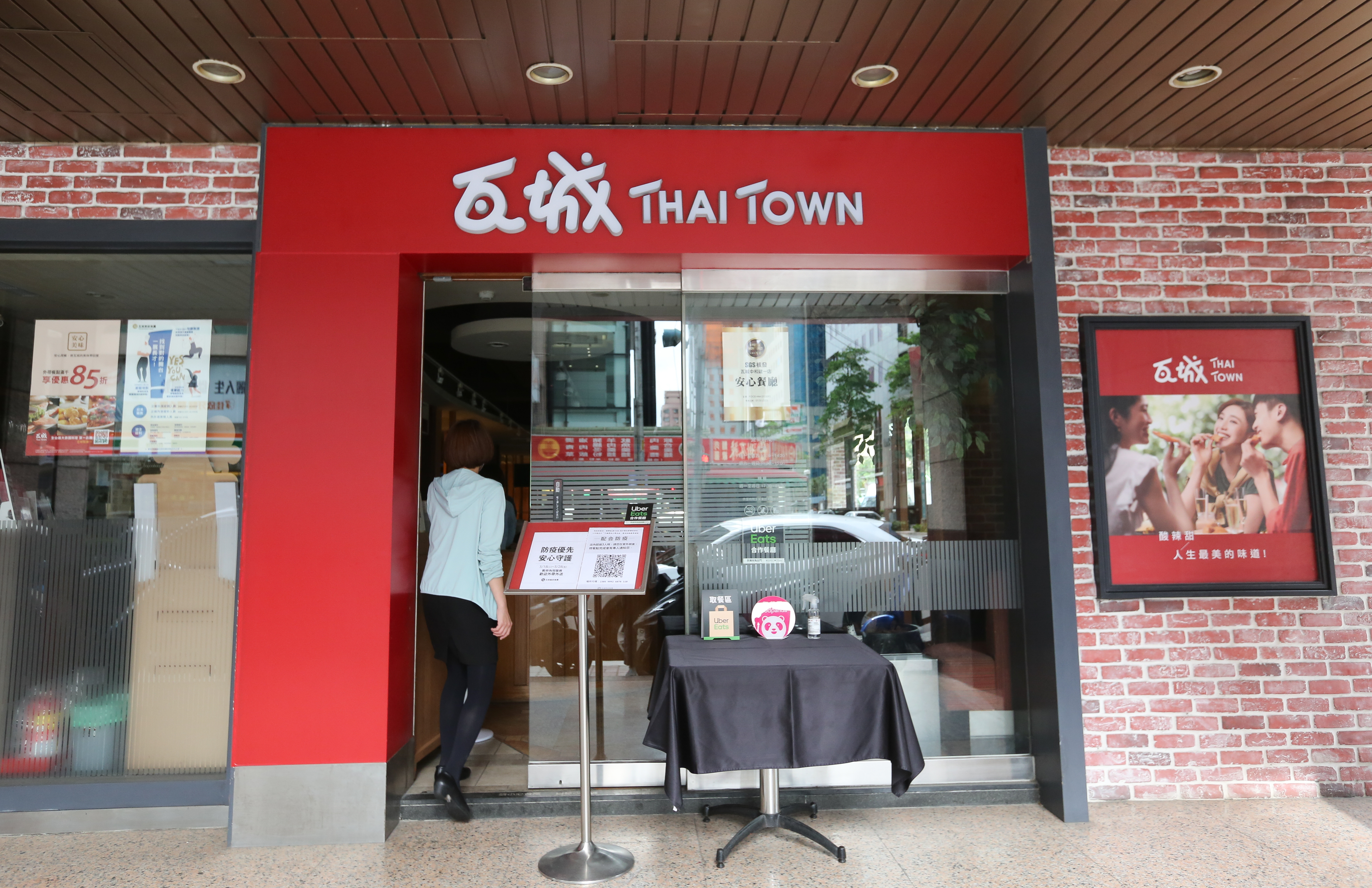 包含瓦城等餐飲業者，都自主提升防疫措施。