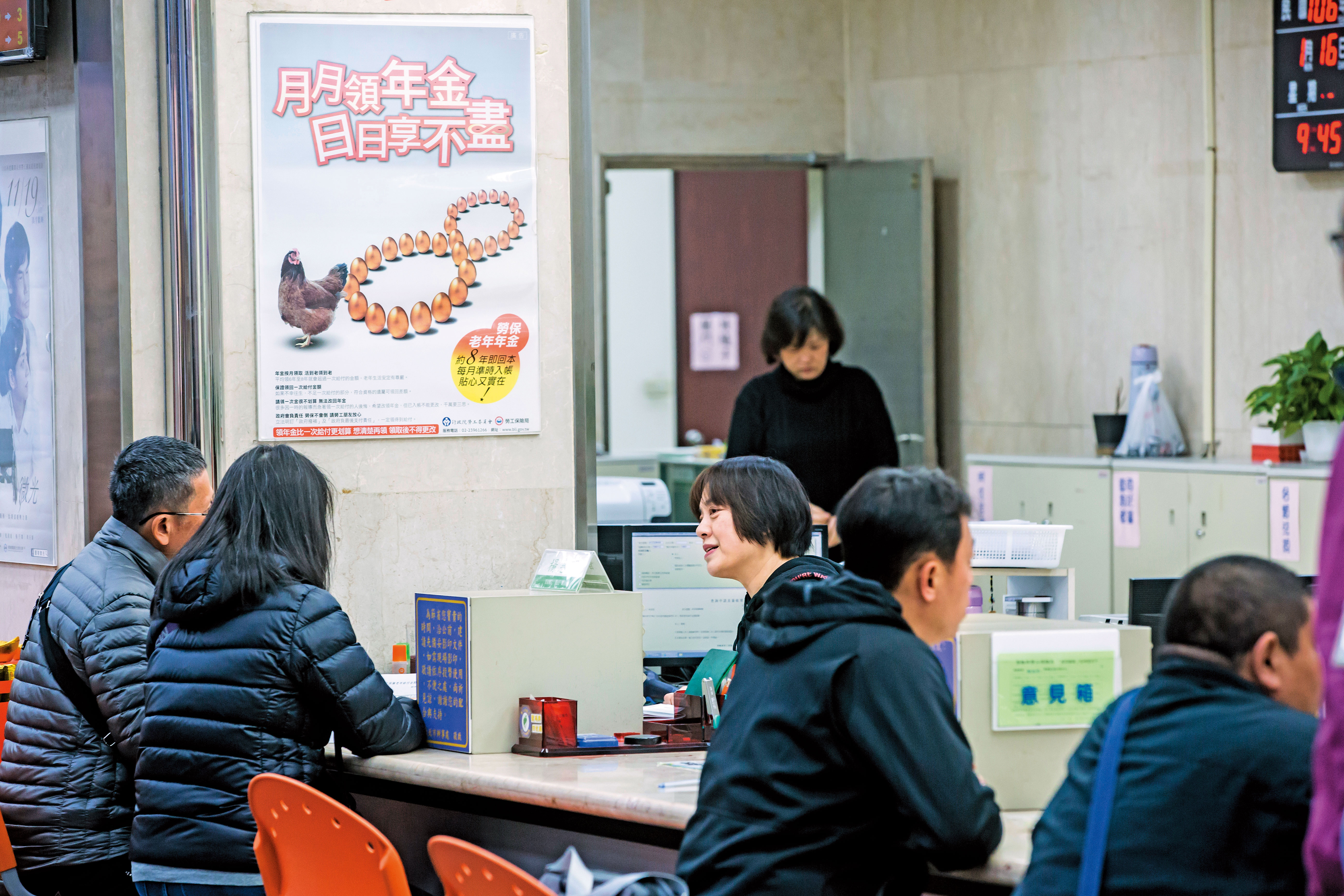 未來勞保老年年金有可能打折，但就算打7折，經過試算，月領年金還是比一次金划算。