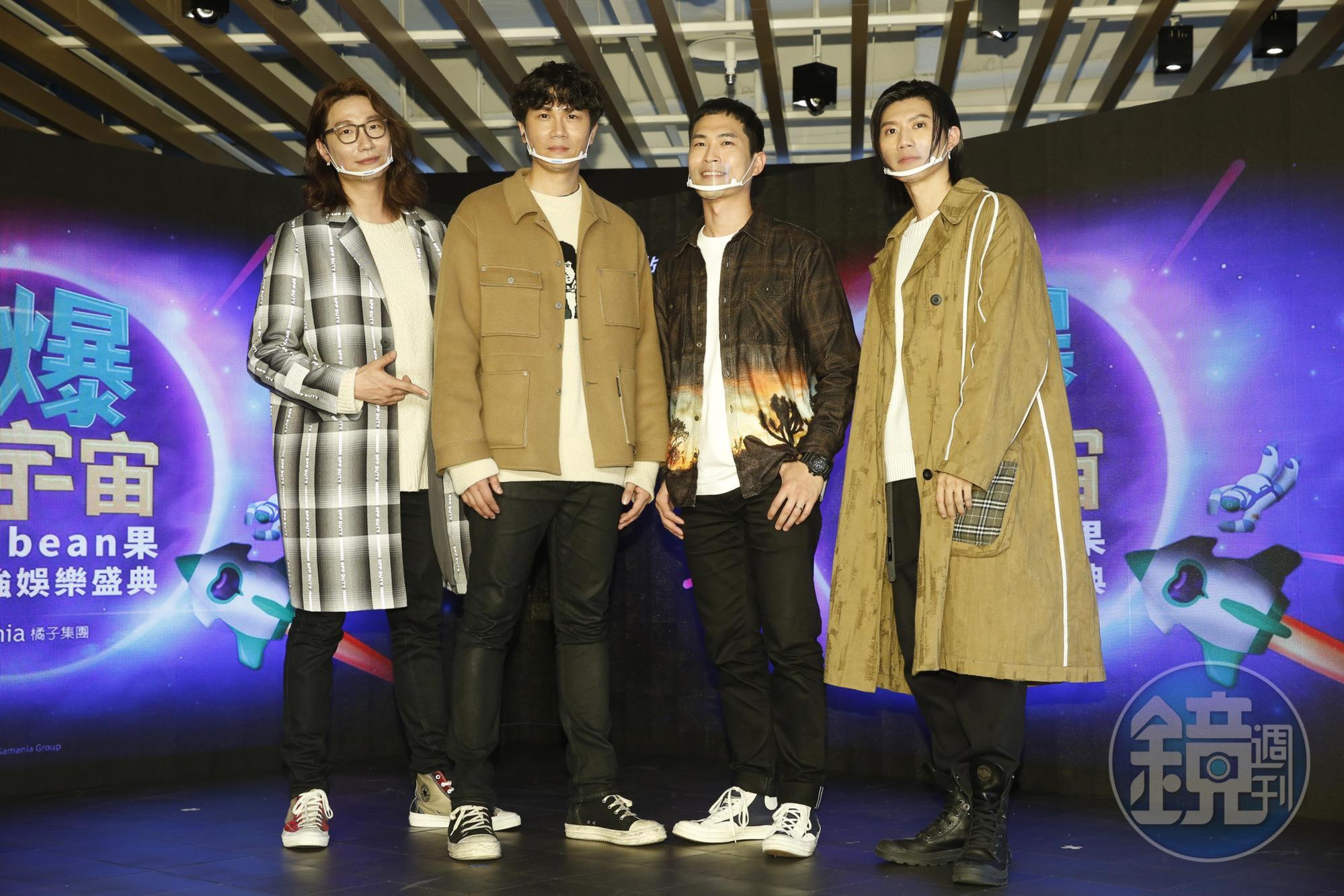 音樂節目《宇宙大歌星》表演者之一的宇宙人(左1至左3)及黃霆睿(右1)受邀擔任「2022橘子嘉年華春節版」記者會活動嘉賓,力挺泛娛樂圈年度盛會。
